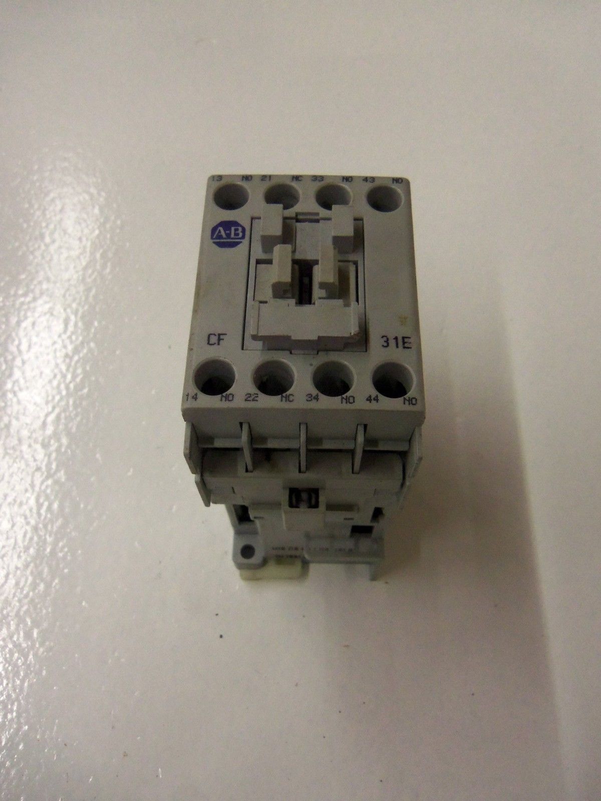 ALLEN BRADLEY 700-CF310DJ SER. A 24VDC *USED*