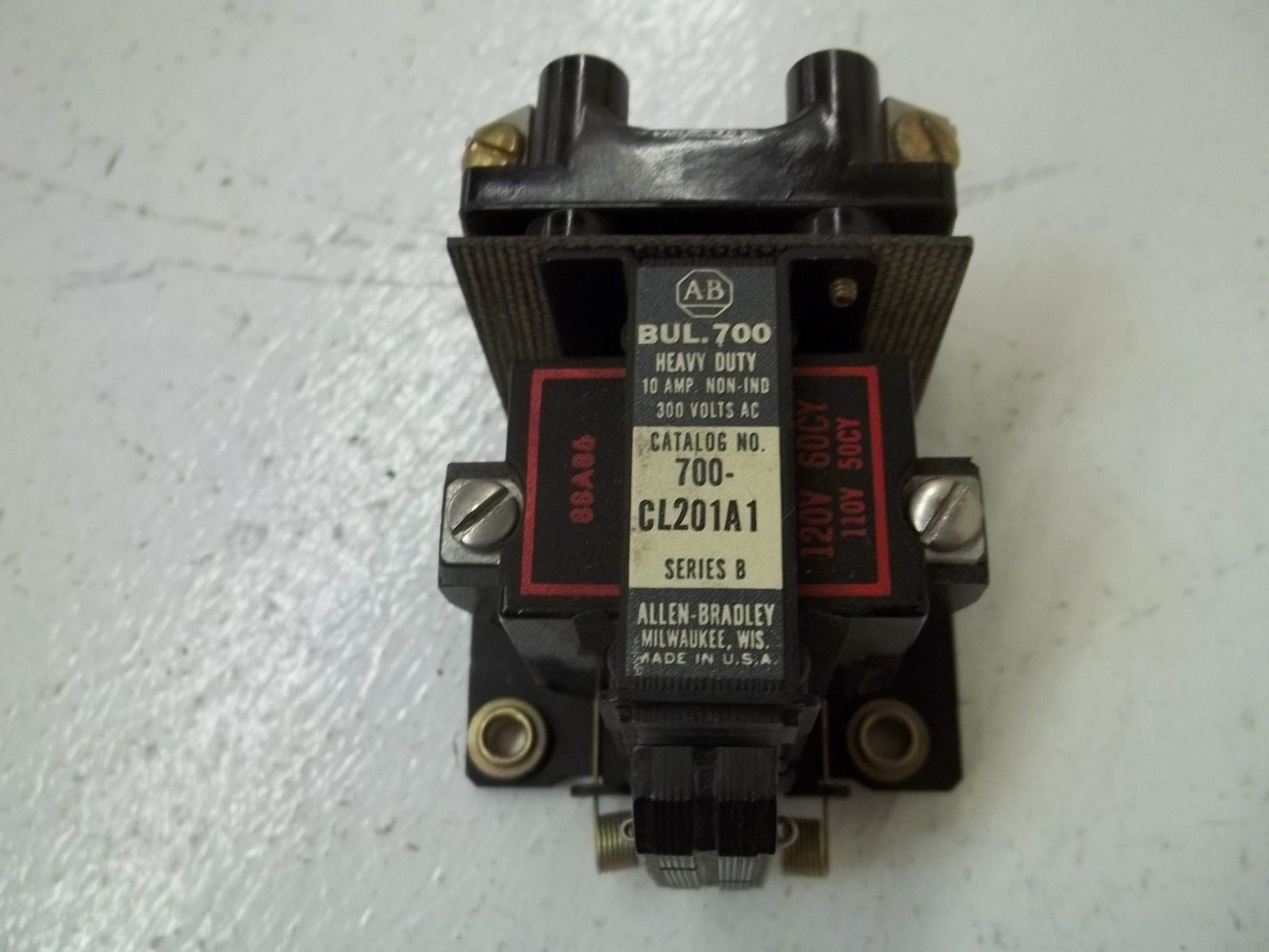 ALLEN BRADLEY 700-CL201A1 SER.B 120V *NEW NO BOX*