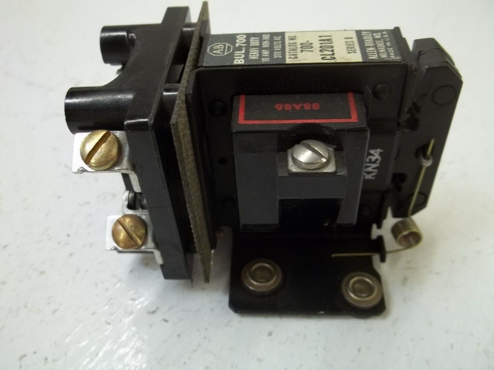 ALLEN BRADLEY 700-CL201A1 SER.B 120V *NEW NO BOX*