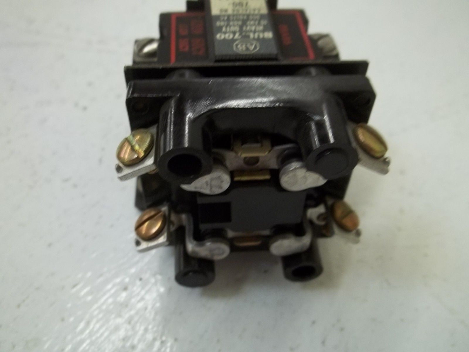 ALLEN BRADLEY 700-CL201A1 SER.B 120V *NEW NO BOX*
