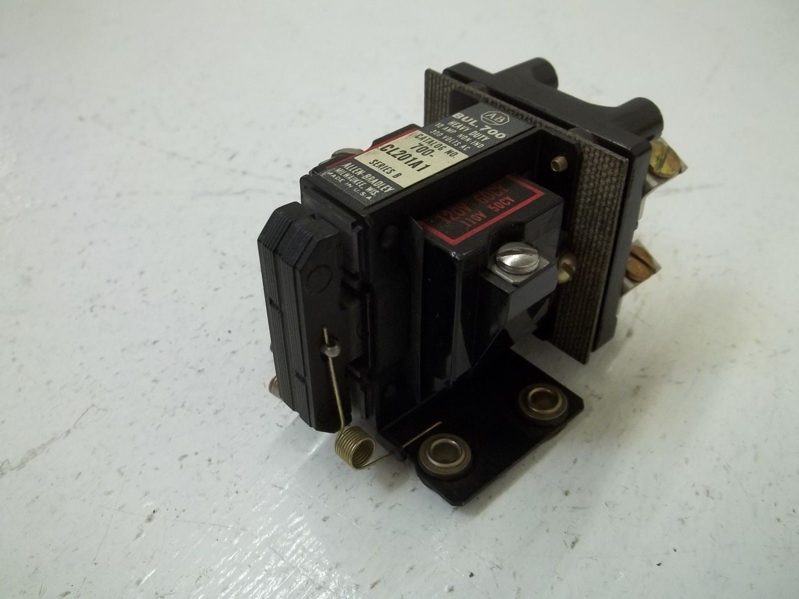 ALLEN BRADLEY 700-CL201A1 SER.B 120V *NEW NO BOX*
