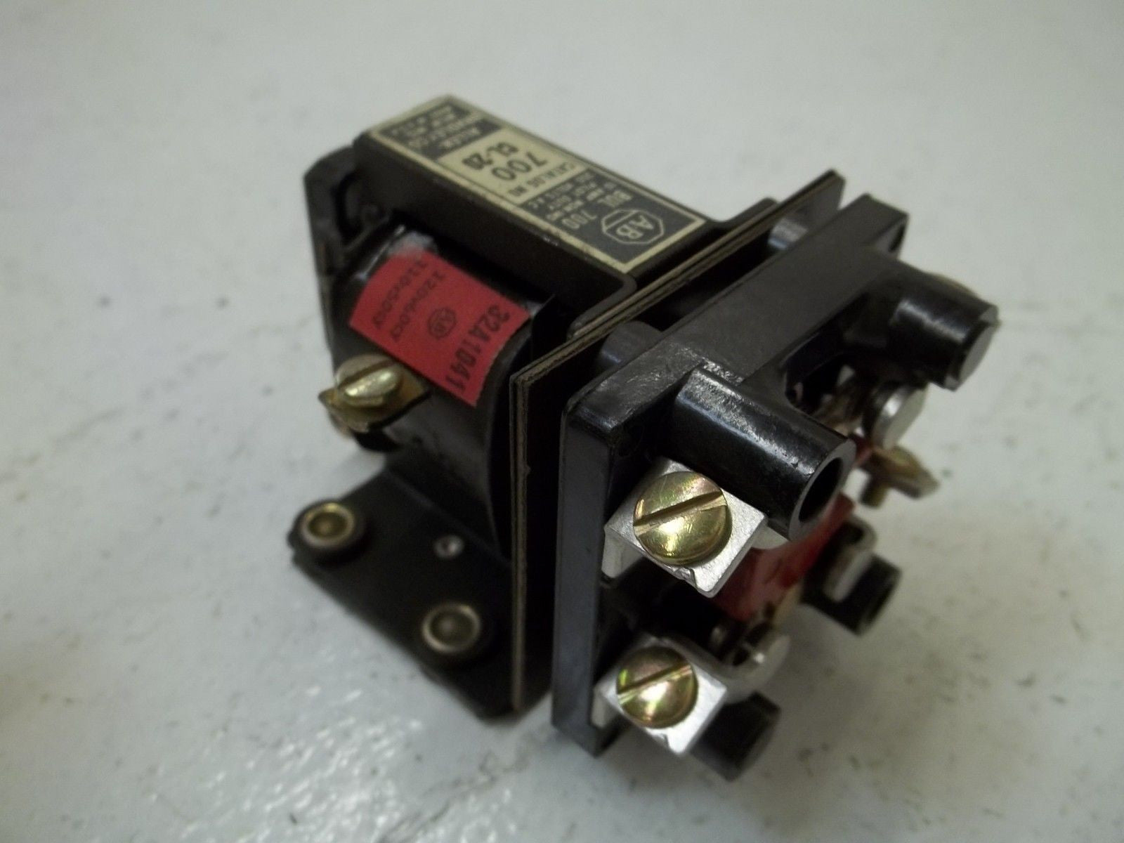 ALLEN BRADLEY 700-CL-20 120V *USED*