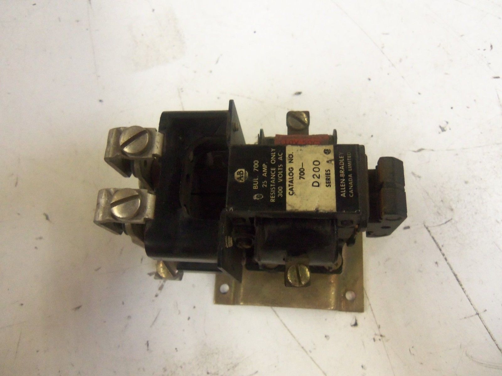 ALLEN BRADLEY 700-D200 SER. A AC RELAY *USED*