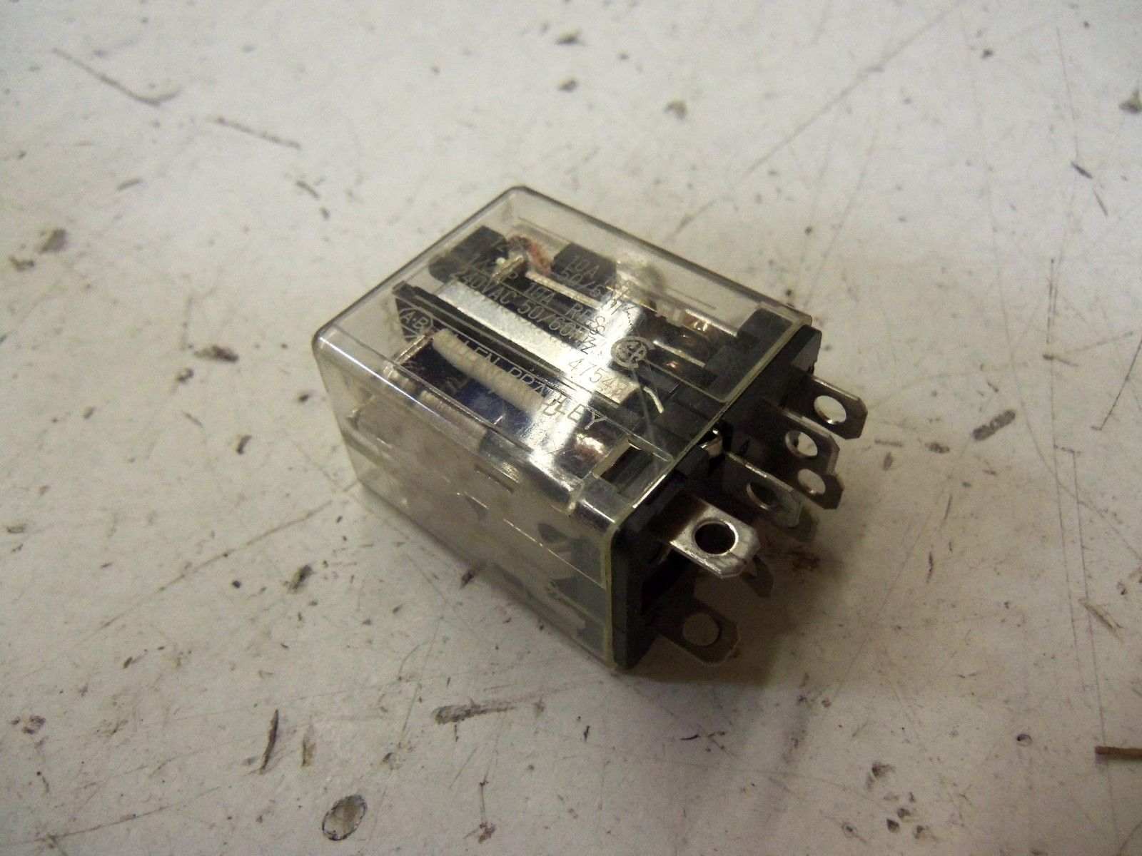 ALLEN BRADLEY 700-HF32Z1-1-4 SERIES A 110VDC *USED*
