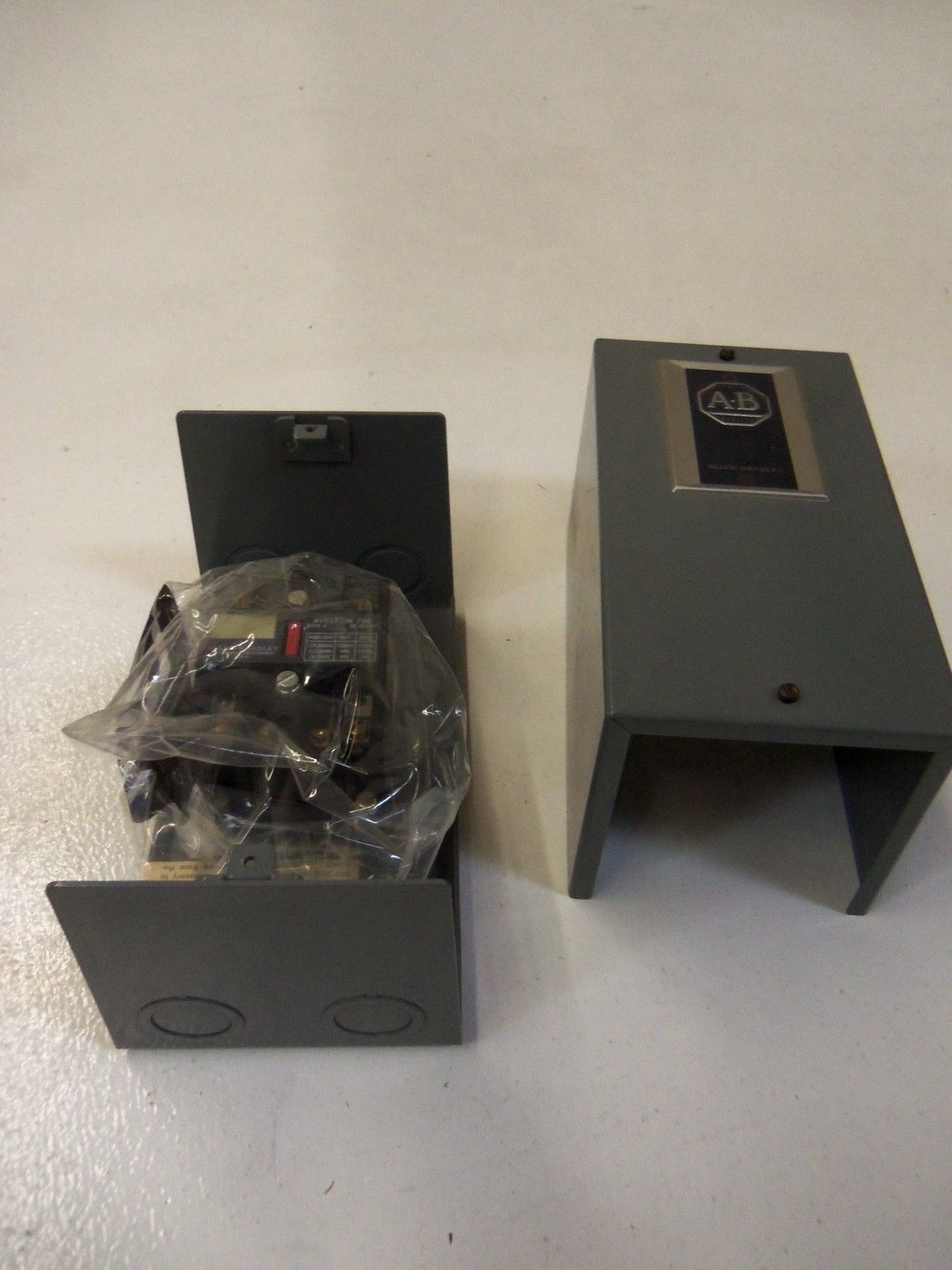 ALLEN BRADLEY 700-N201A1 SERIES B *NEW NO BOX*