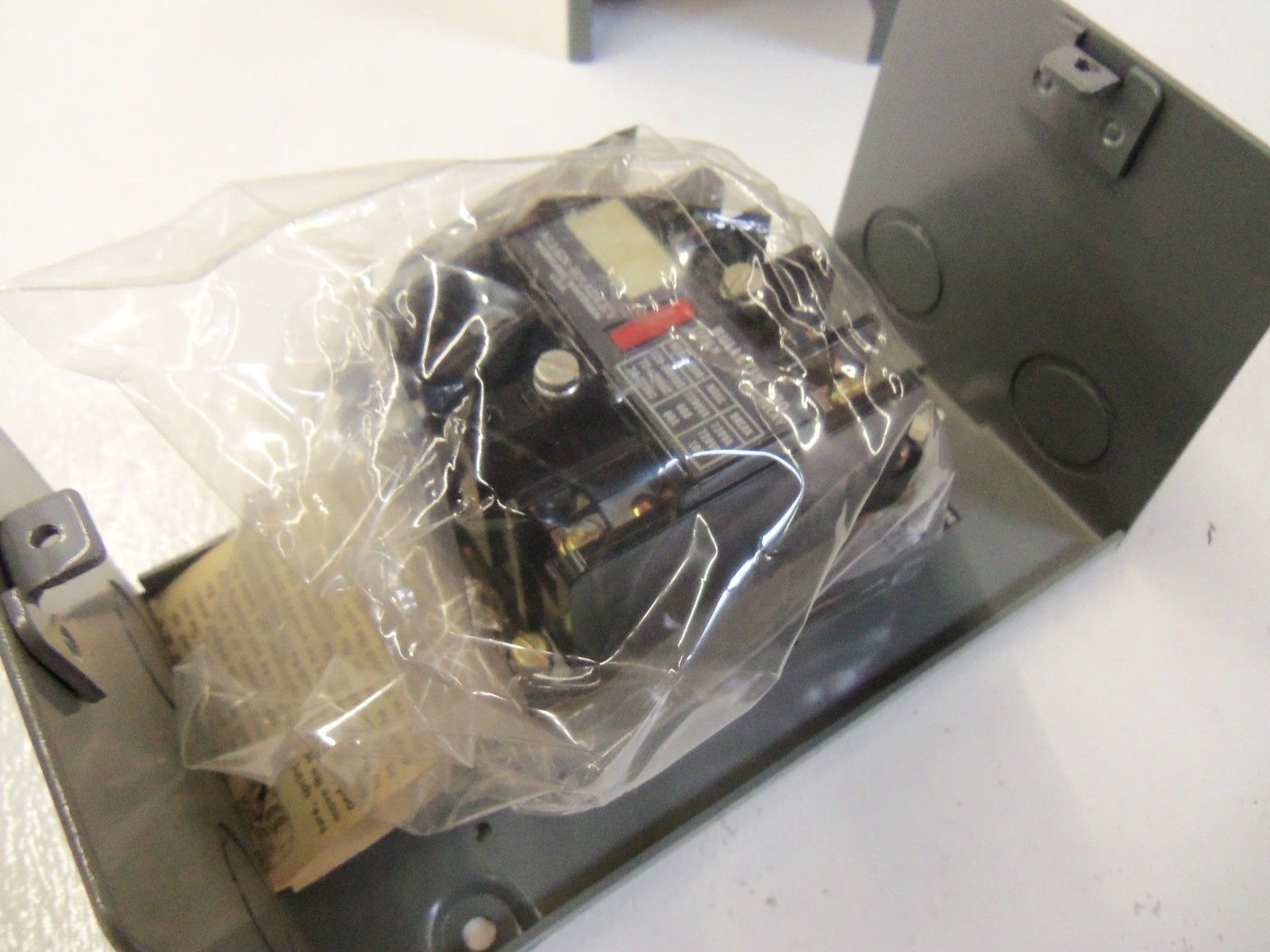 ALLEN BRADLEY 700-N201A1 SERIES B *NEW NO BOX*