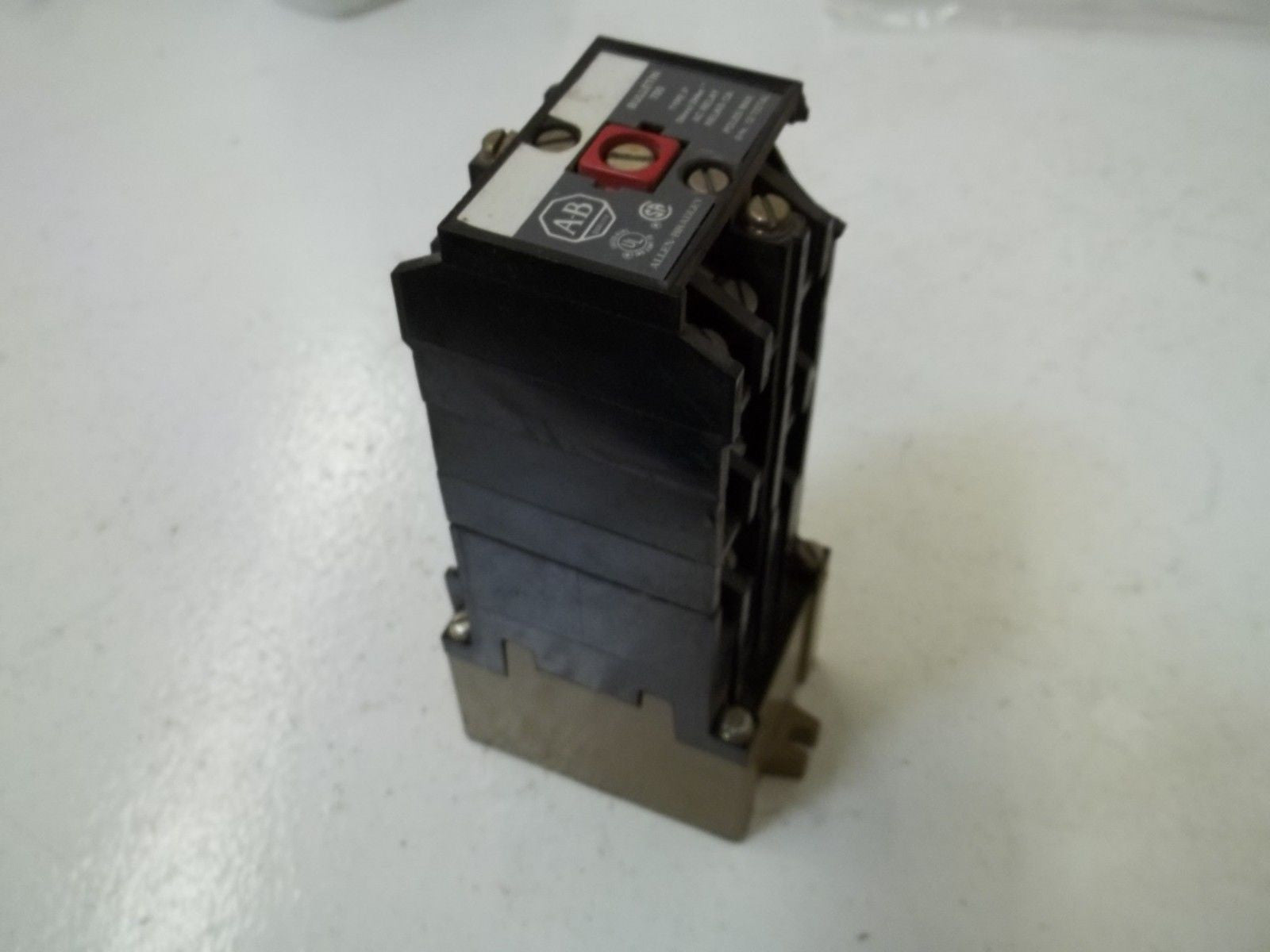 ALLEN BRADLEY 700-P1200A1 SER. A AC RELAY 115-120V (CRACK) *USED*