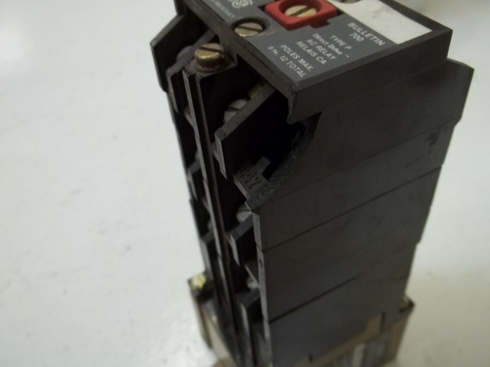 ALLEN BRADLEY 700-P1200A1 SER. A AC RELAY 115-120V (CRACK) *USED*