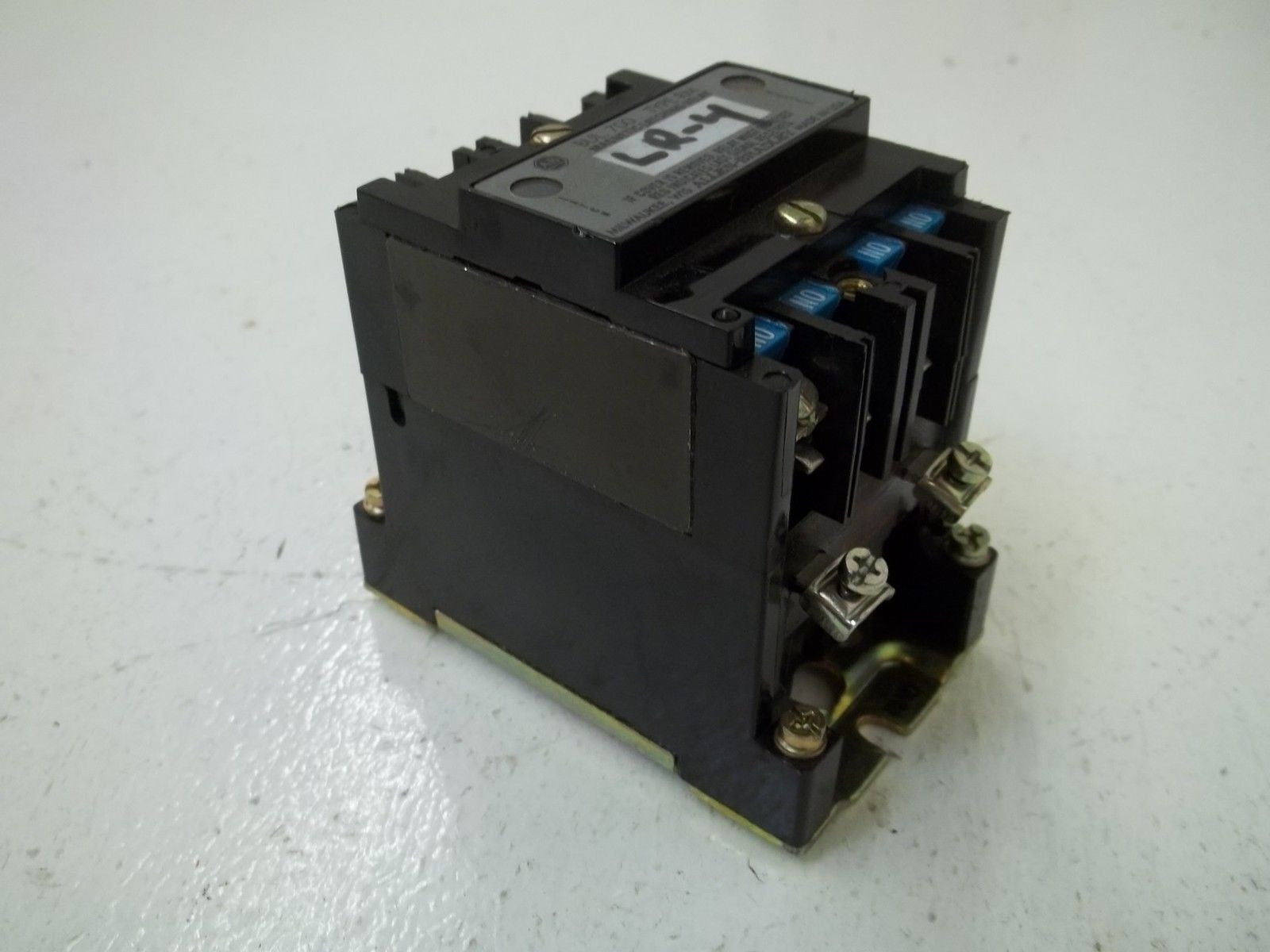 ALLEN BRADLEY 700-RM400A1 SER.B 115-120V *USED*