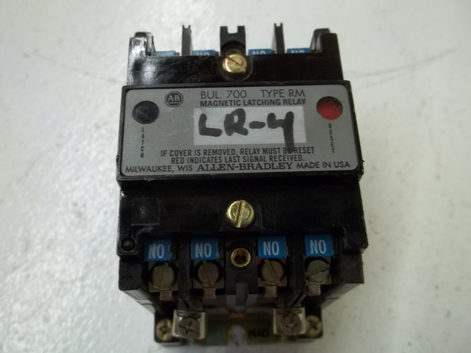 ALLEN BRADLEY 700-RM400A1 SER.B 115-120V *USED*