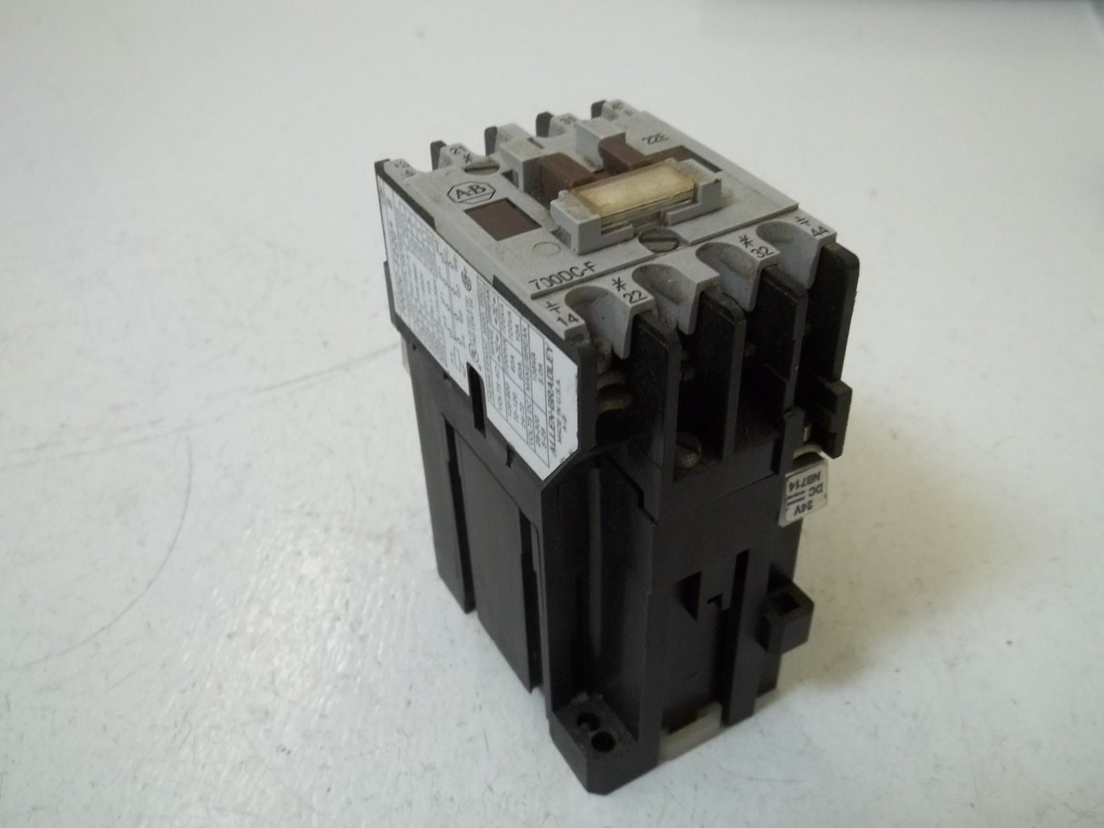 ALLEN BRADLEY 700DC-F220* SER.B 24V *USED*