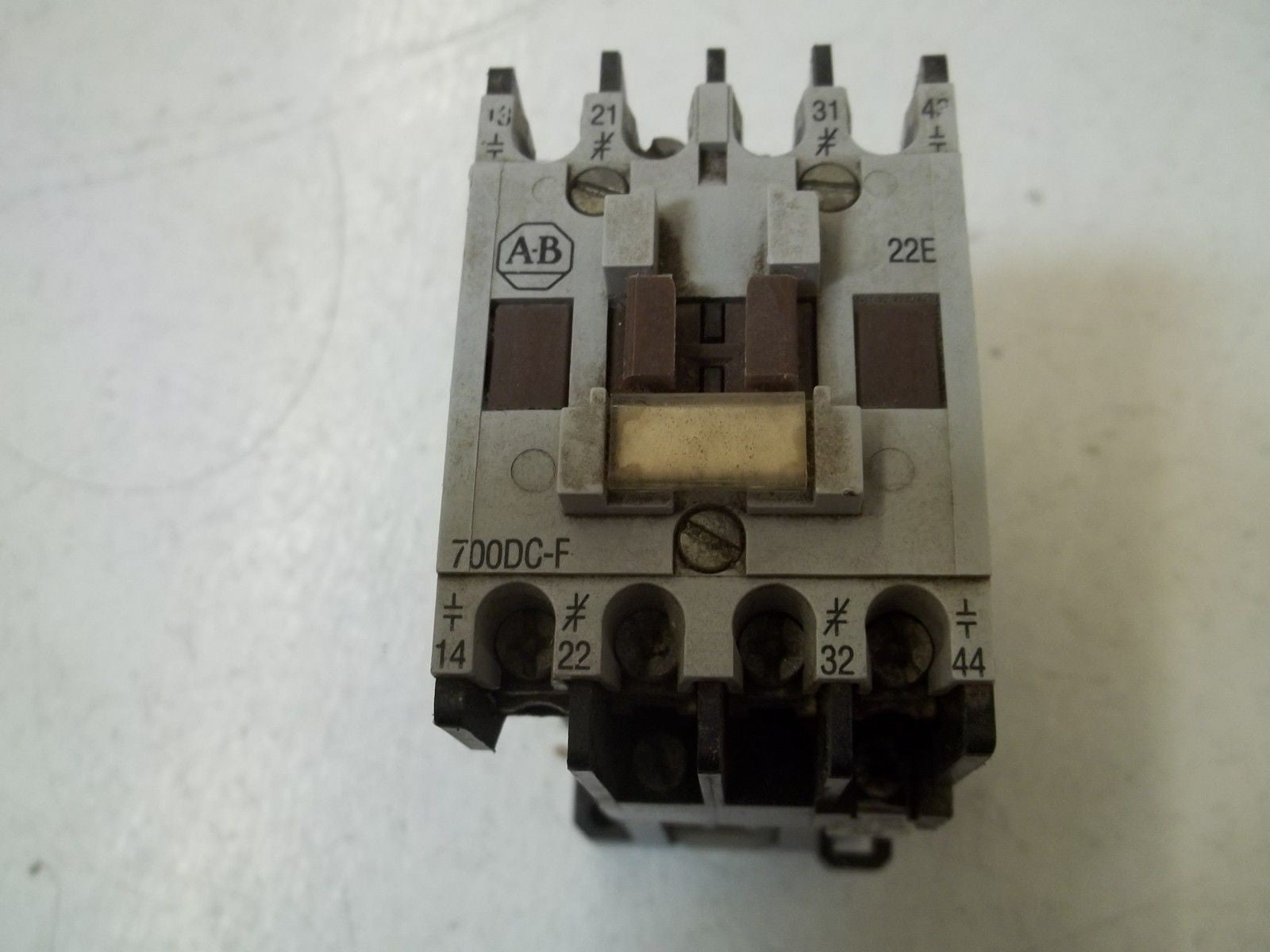 ALLEN BRADLEY 700DC-F220* SER.B 24V *USED*