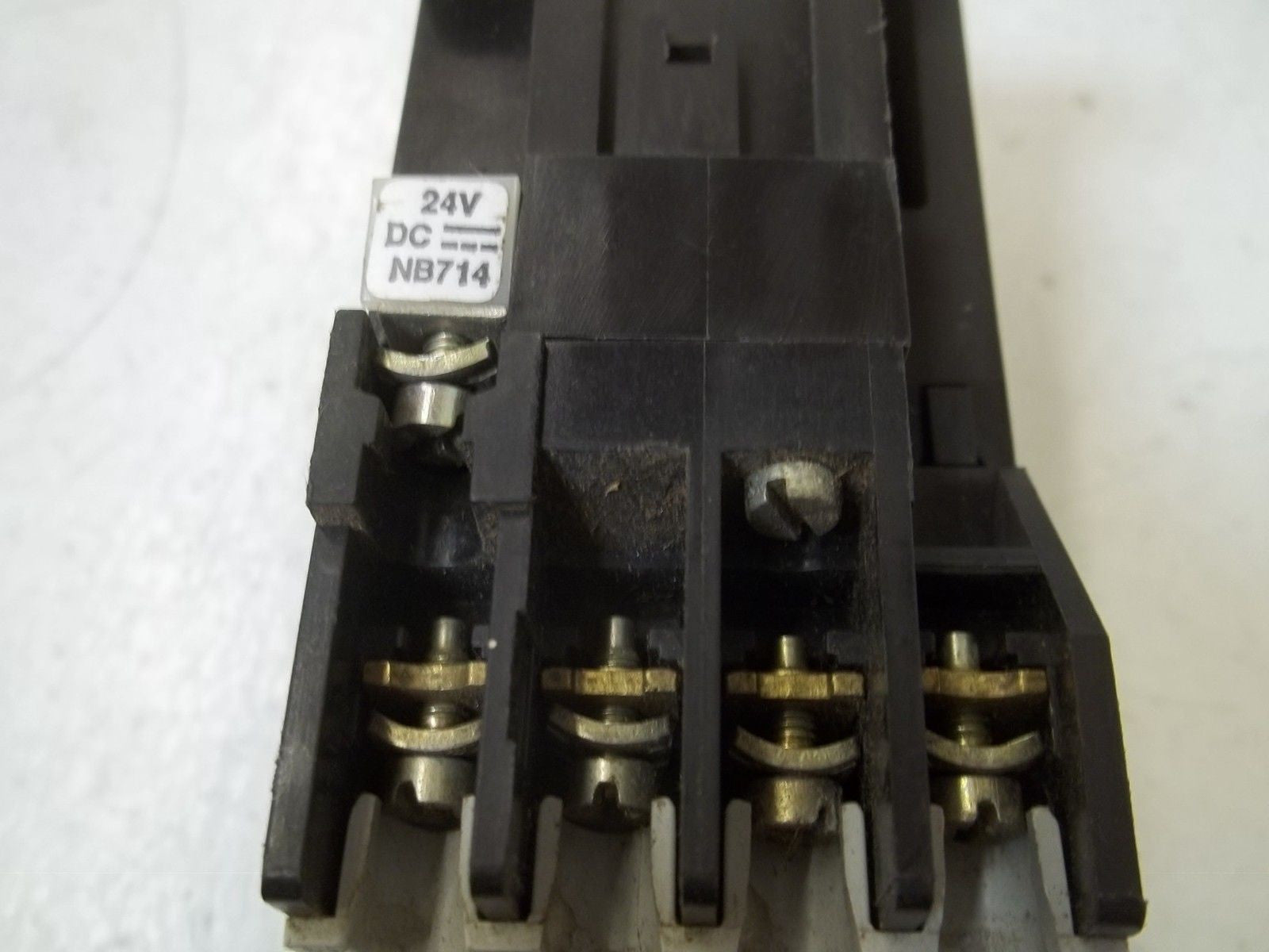 ALLEN BRADLEY 700DC-F220* SER.B 24V *USED*