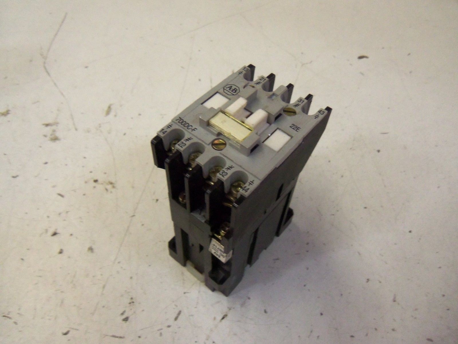 ALLEN BRADLEY 700DC-F220* SERIES C 24V *USED*