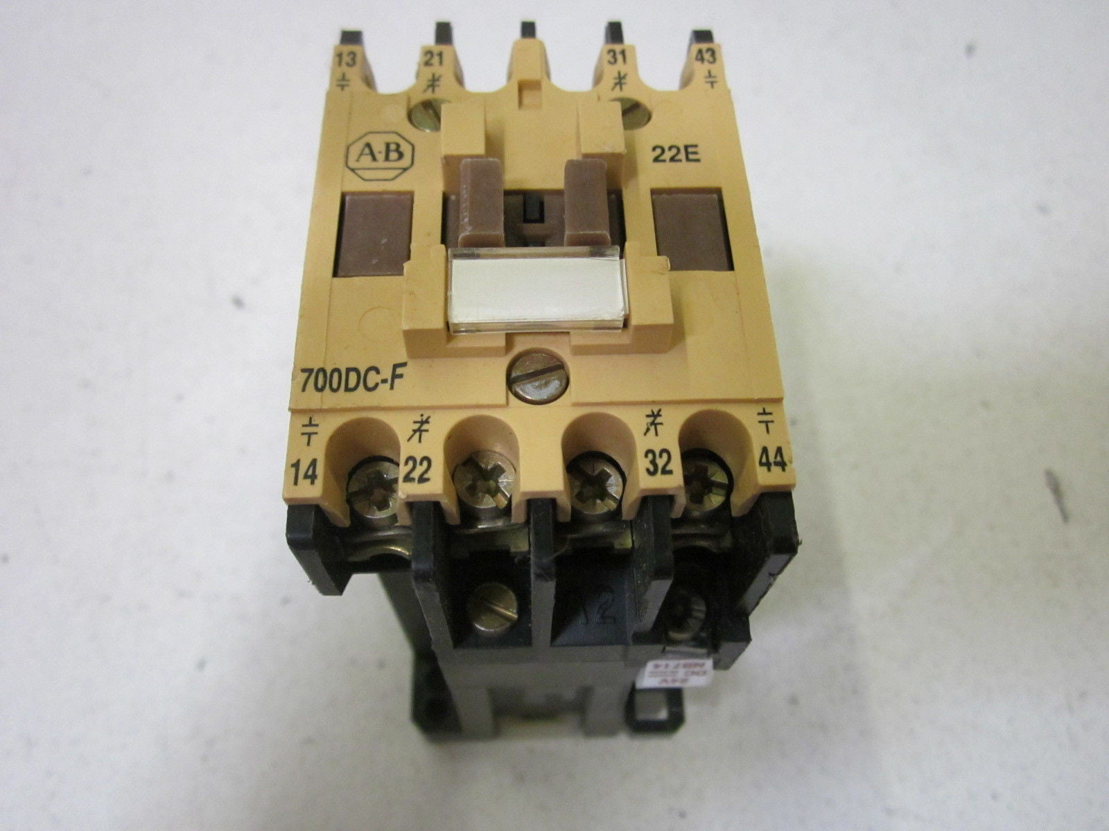ALLEN BRADLEY 700DC-F220* SER.B 24V *NEW NO BOX*