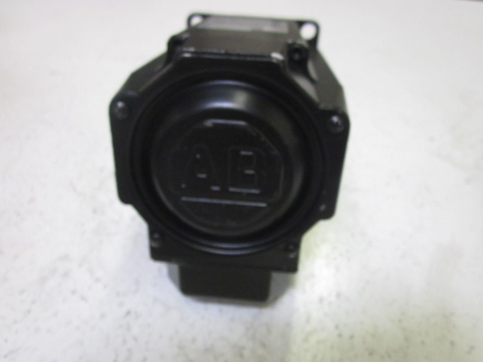 ALLEN BRADLEY MPL-B430P-SJ22-AA *USED*