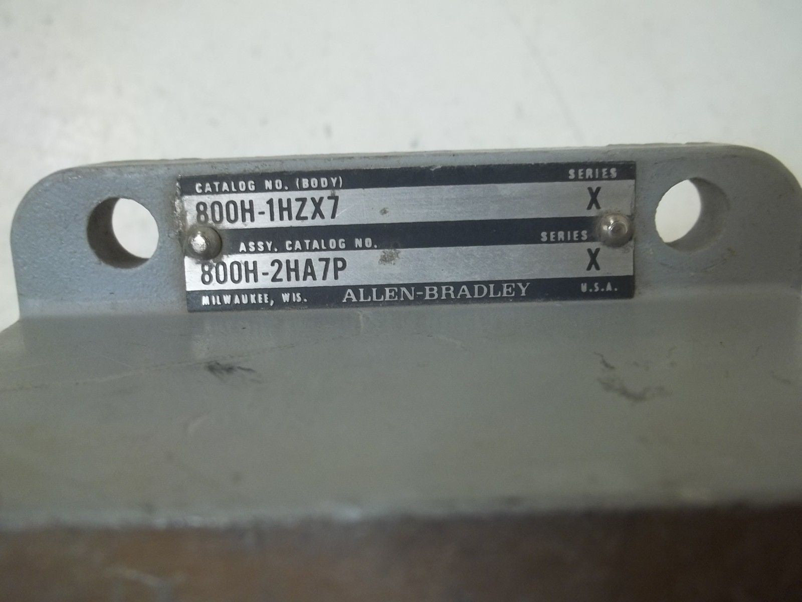 ALLEN BRADLEY 800H-1HZX7 SER.X BODY ONLY *USED*
