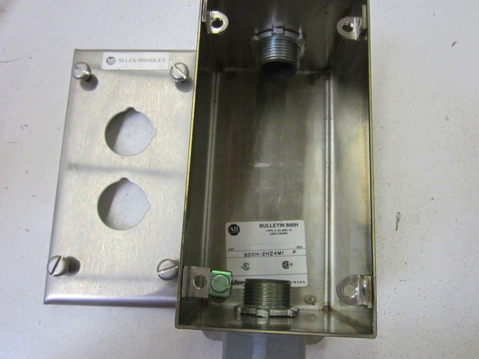 ALLEN BRADLEY 800H-2HZ4M1 SER.P *NEW OUT OF A  BOX*