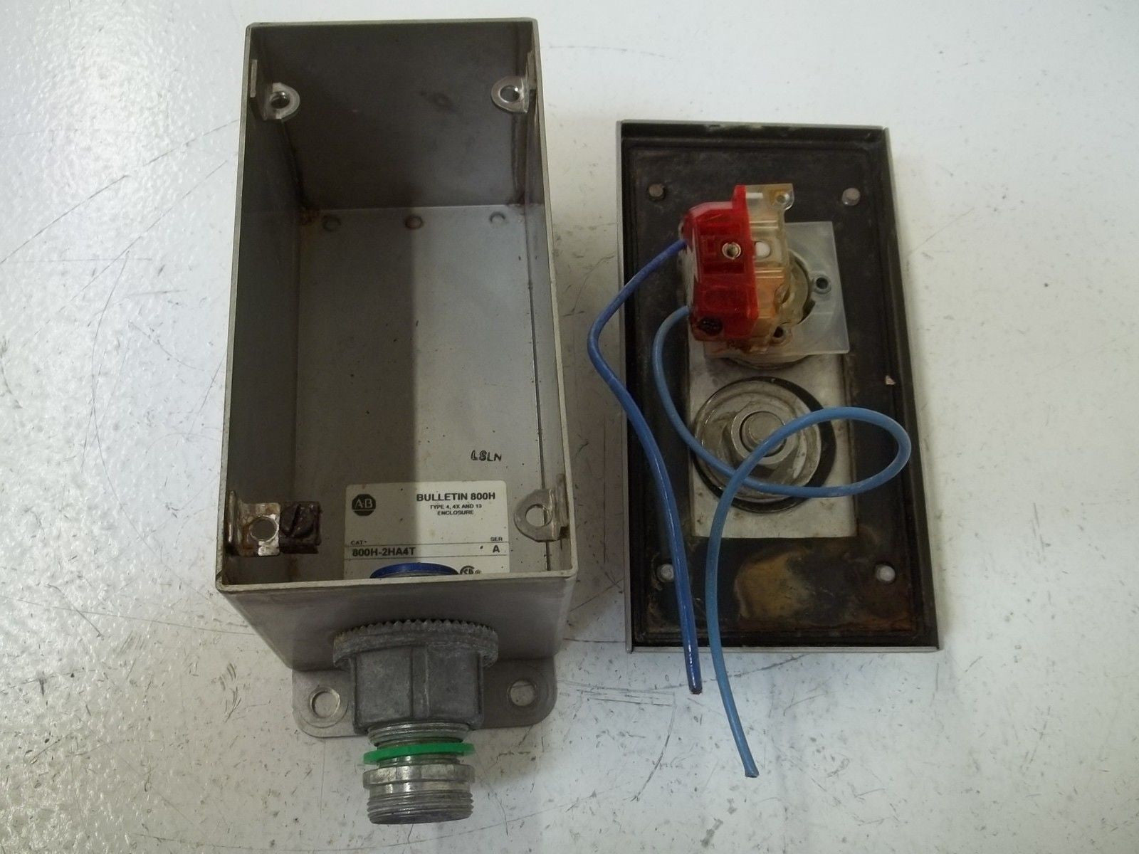 ALLEN BRADLEY 800H-2HA4T SER.A *USED*