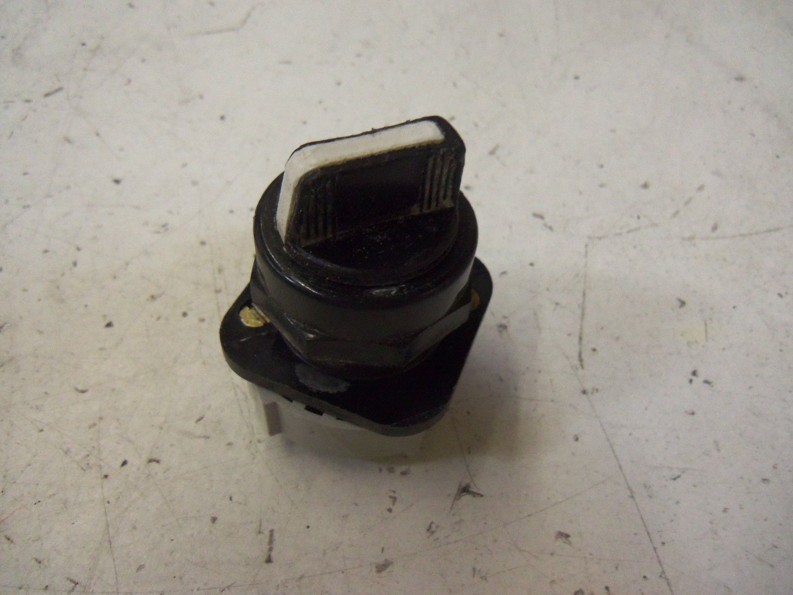ALLEN BRADLEY 800H-HR2 SER. F SELECTOR SWITCH *USED*