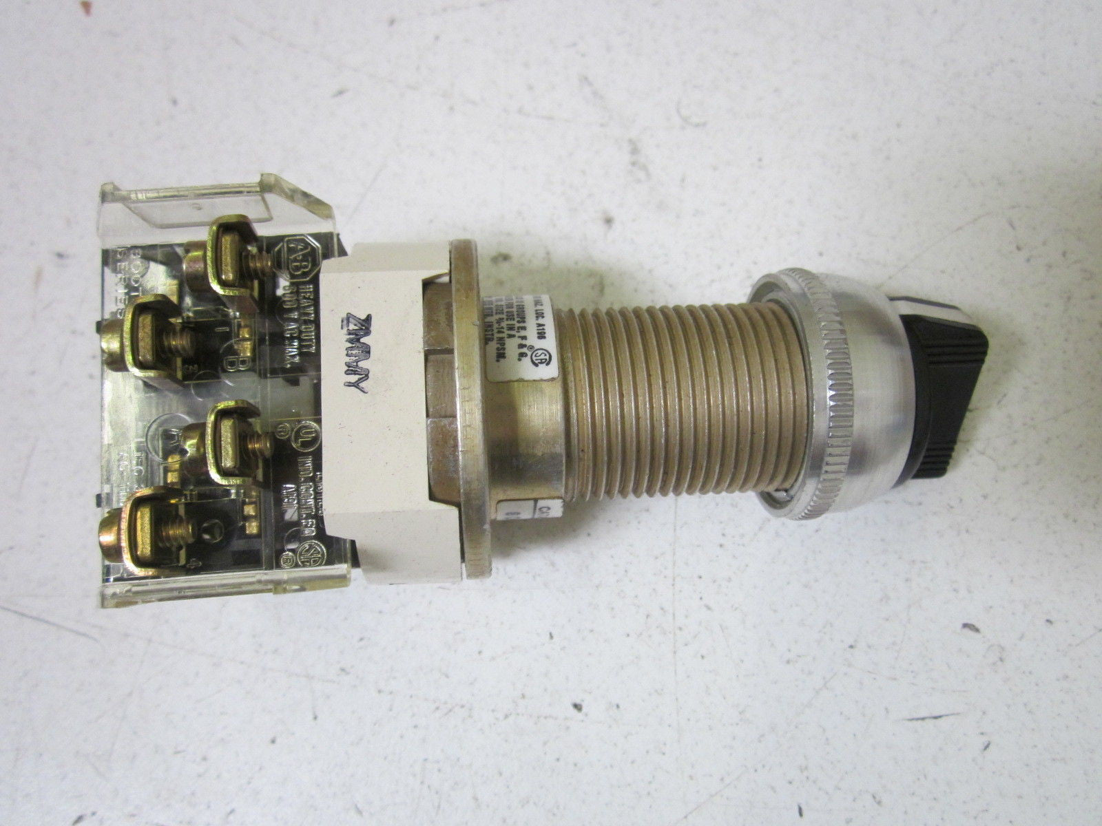 ALLEN BRADLEY 800H-HP2KB6 SER.C *NEW NO BOX*