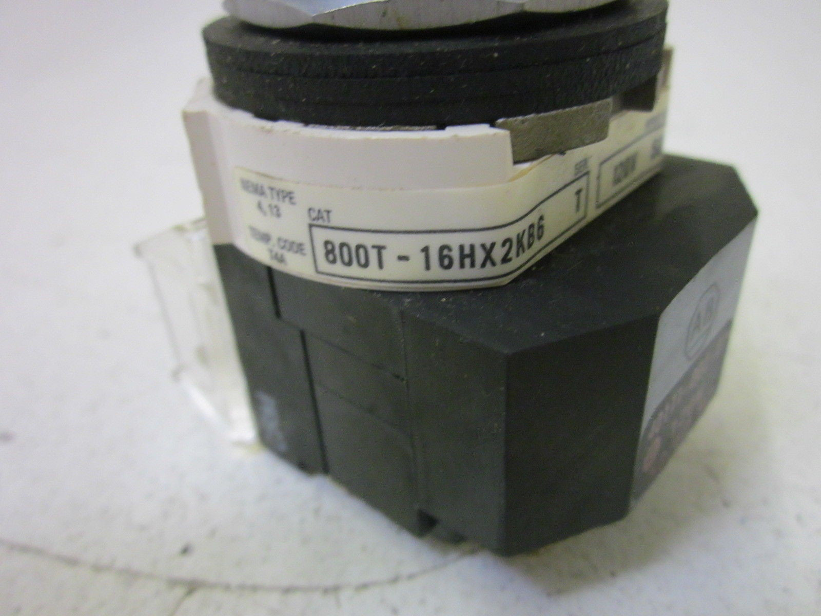 ALLEN BRADLEY 800T-16HX2KB6 SER. T SELECTOR SWITCH (NO COVER) *USED*