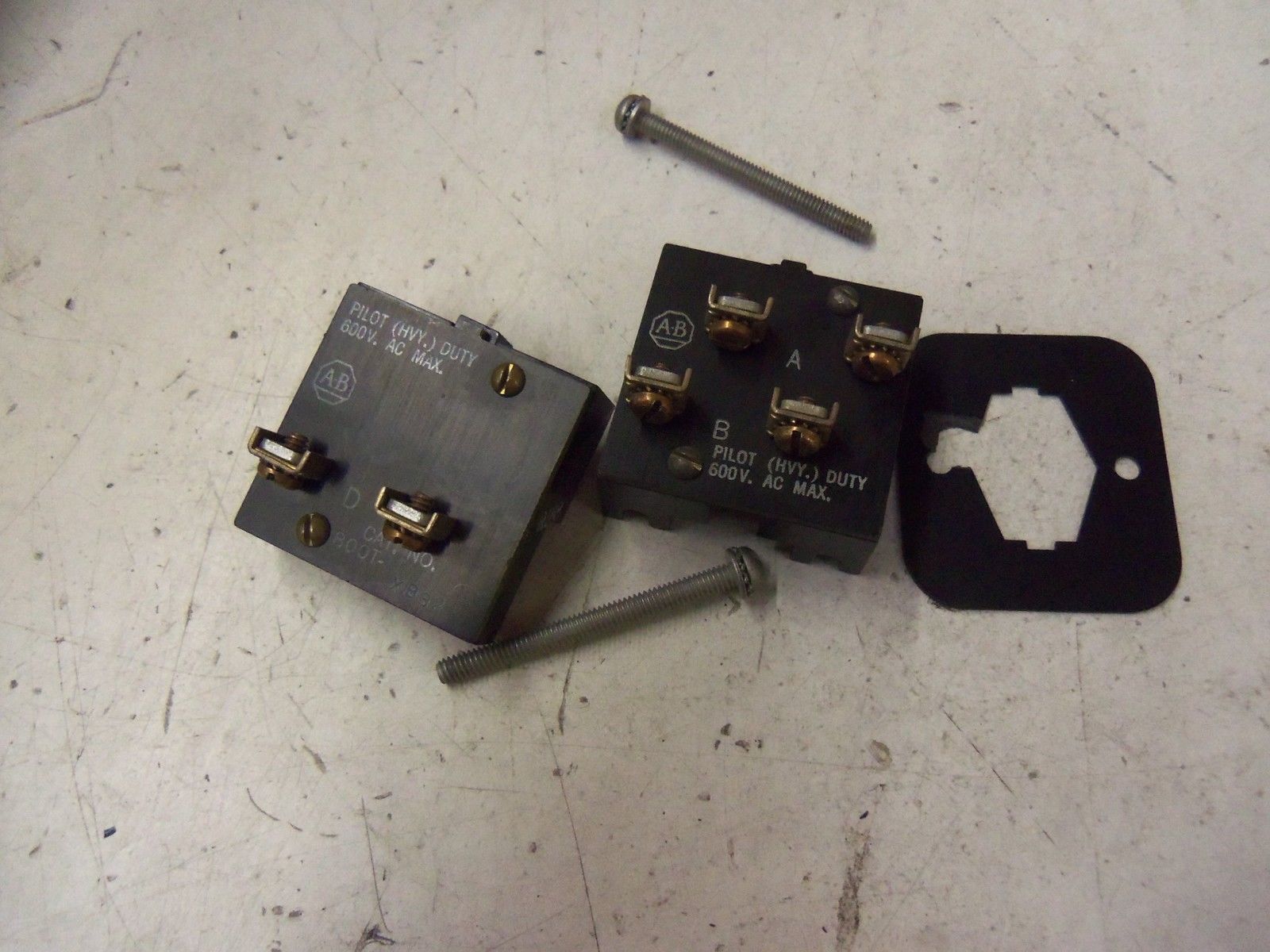 ALLEN BRADLEY 800T-XB32   *NEW NO BOX*