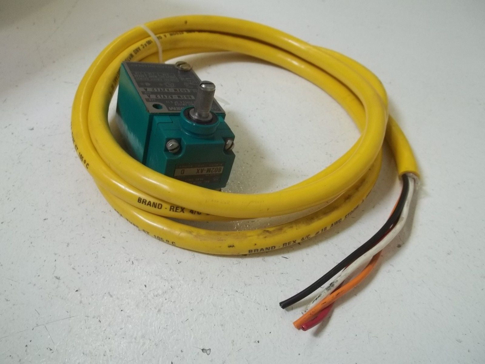 ALLEN BRADLEY 802M-AZY12 SER.A LIMIT SWITCH *USED*
