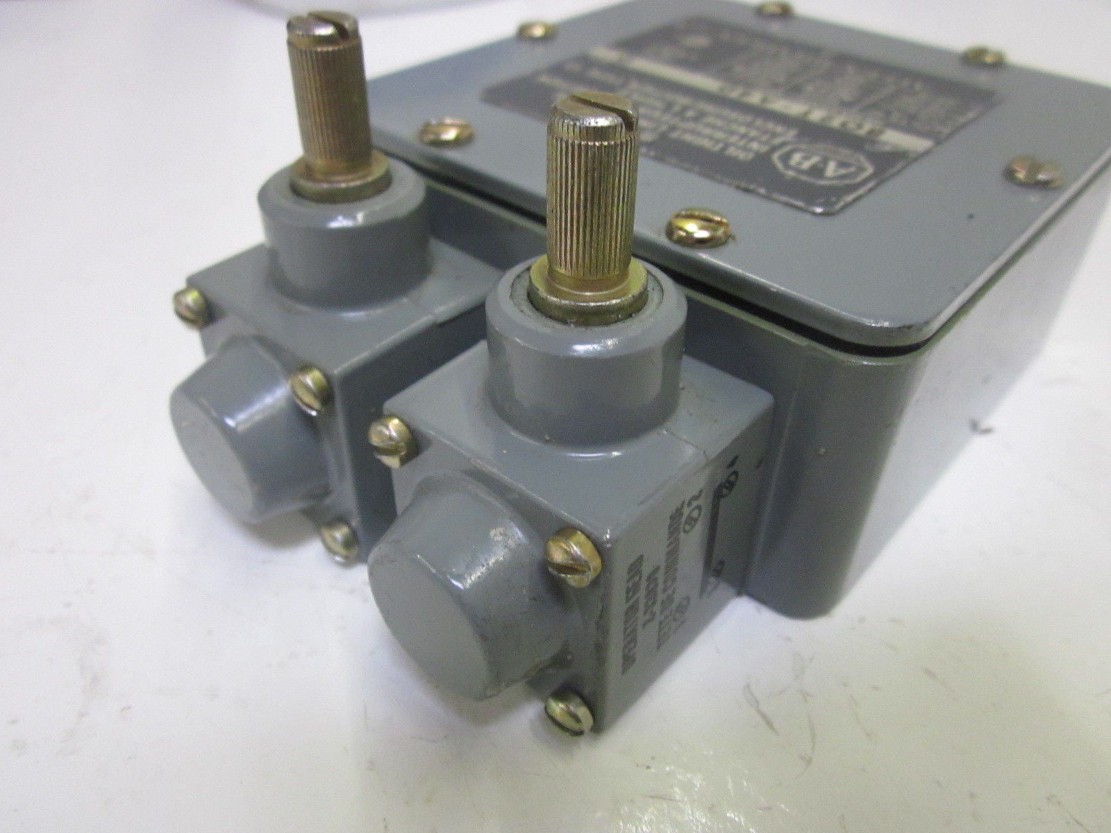 ALLEN BRADLEY 802T-A4D SER. D OILTIGHT LIMIT SWITCH *USED*