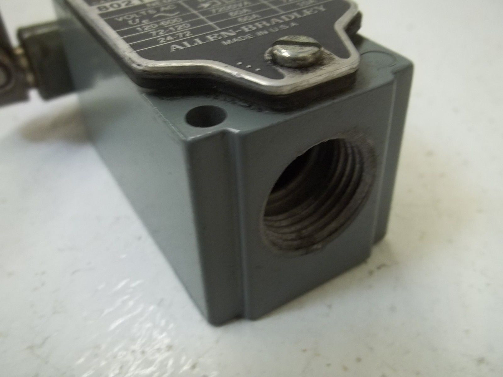 ALLEN BRADLEY 802T-AE SER. E OILTIGHT LIMIT SWITCH *USED*