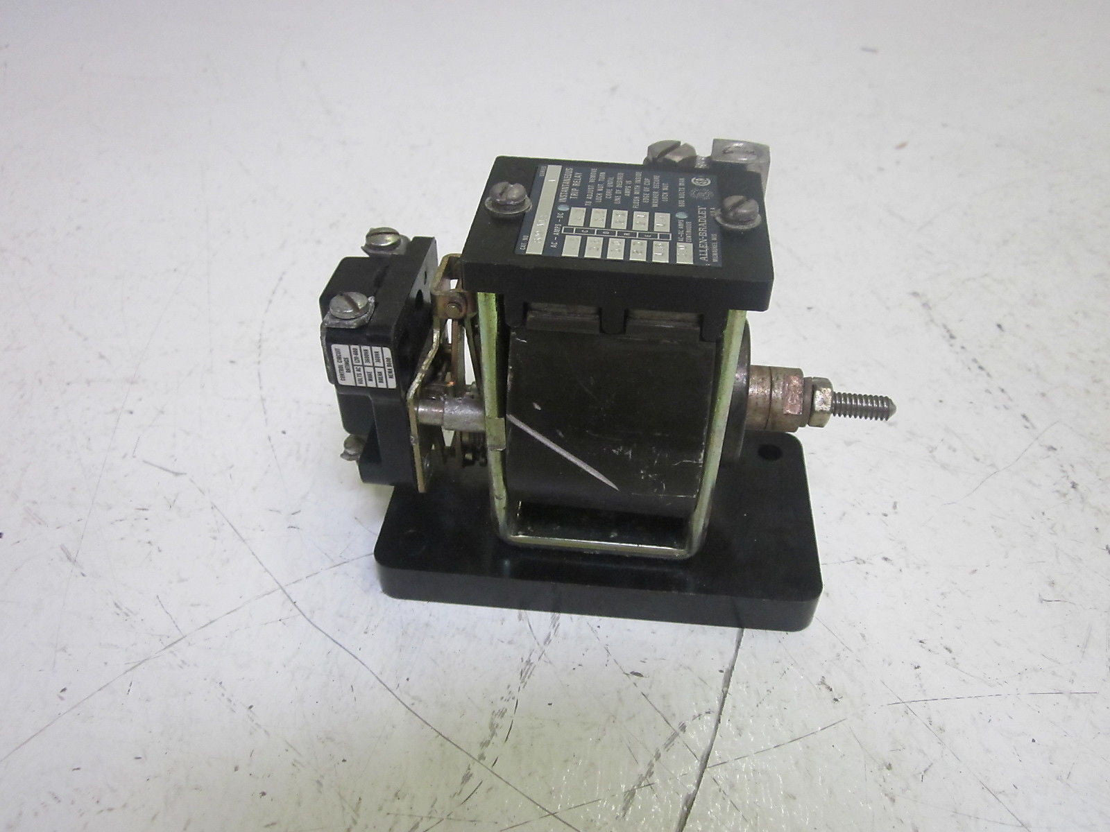 ALLEN BRADLEY 809-A02E SER.A  INSTANTEOUS TRIP RELAY 600VAC *USED*