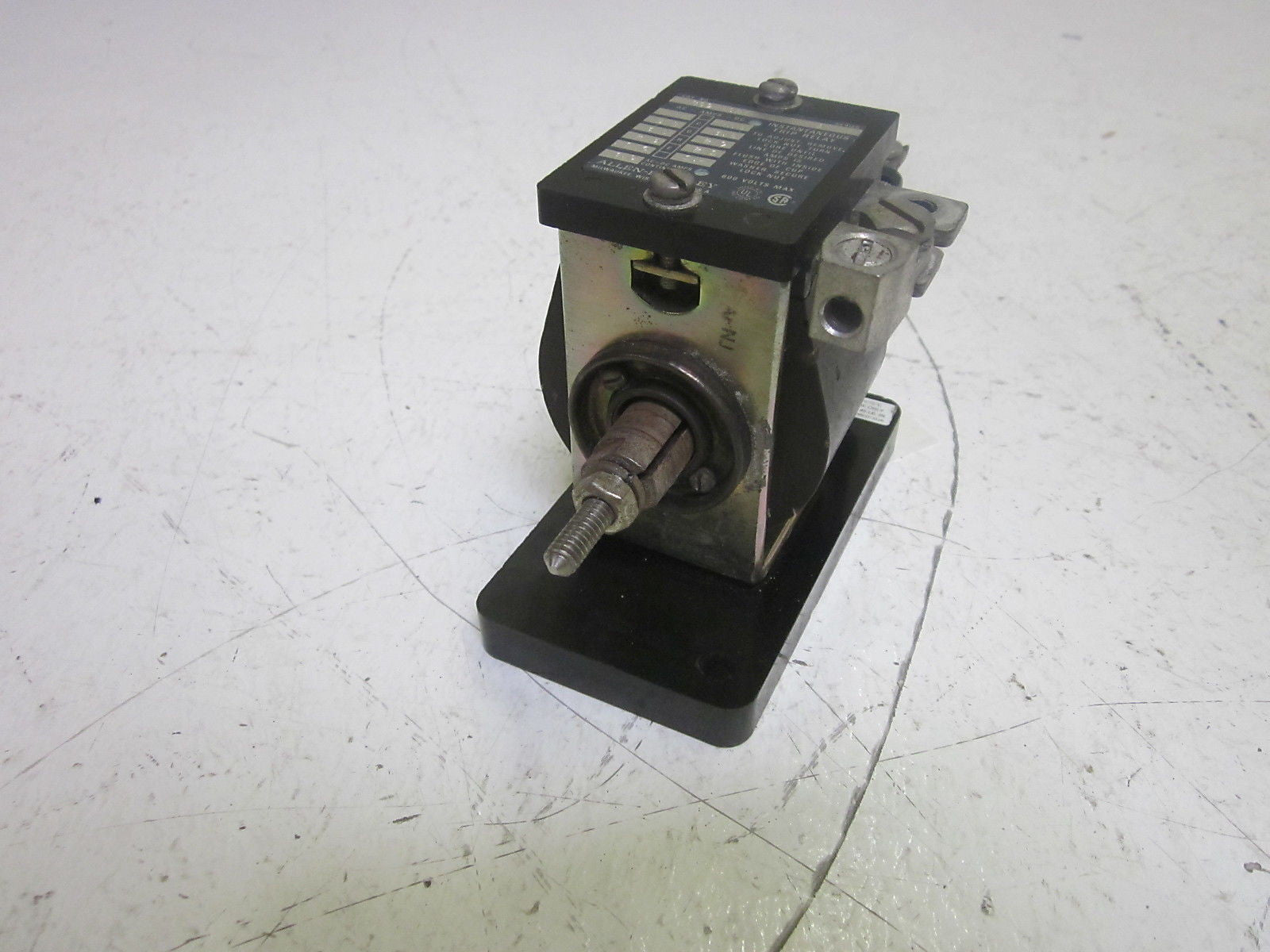 ALLEN BRADLEY 809-A02E SER.A  INSTANTEOUS TRIP RELAY 600VAC *USED*