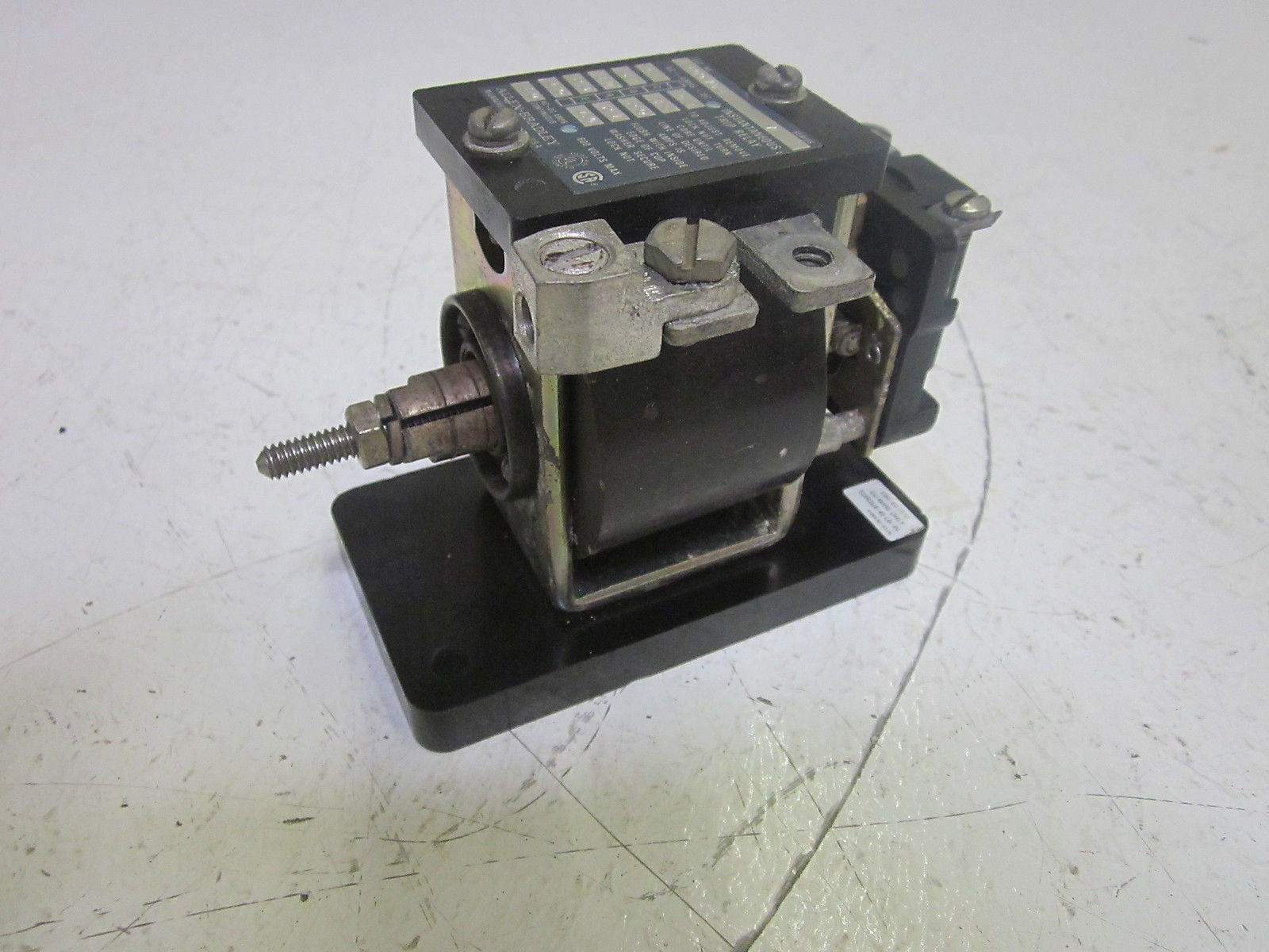 ALLEN BRADLEY 809-A02E SER.A  INSTANTEOUS TRIP RELAY 600VAC *USED*