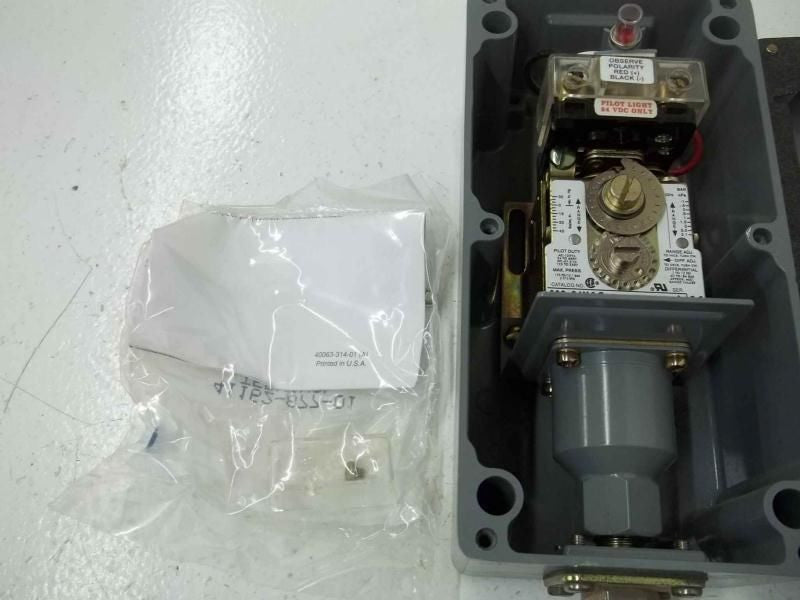 ALLEN BRADLEY 836-C4JX15 SER.B *NEW NO BOX*