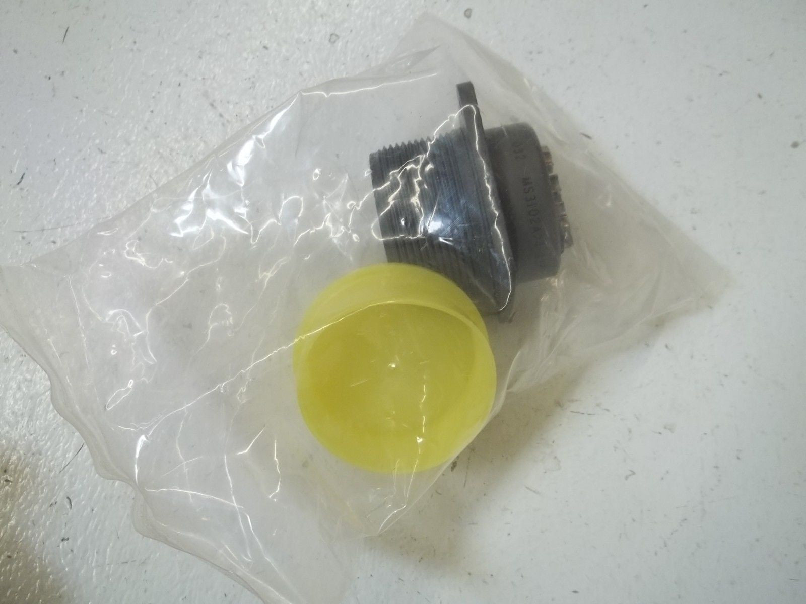 AMPHENOL MS3102A24-11P CONNECTION *NEW IN A BAG*