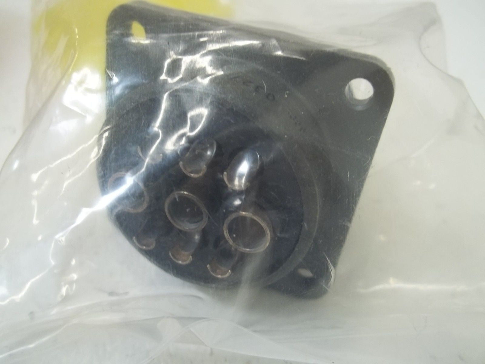 AMPHENOL MS3102A24-11P CONNECTION *NEW IN A BAG*