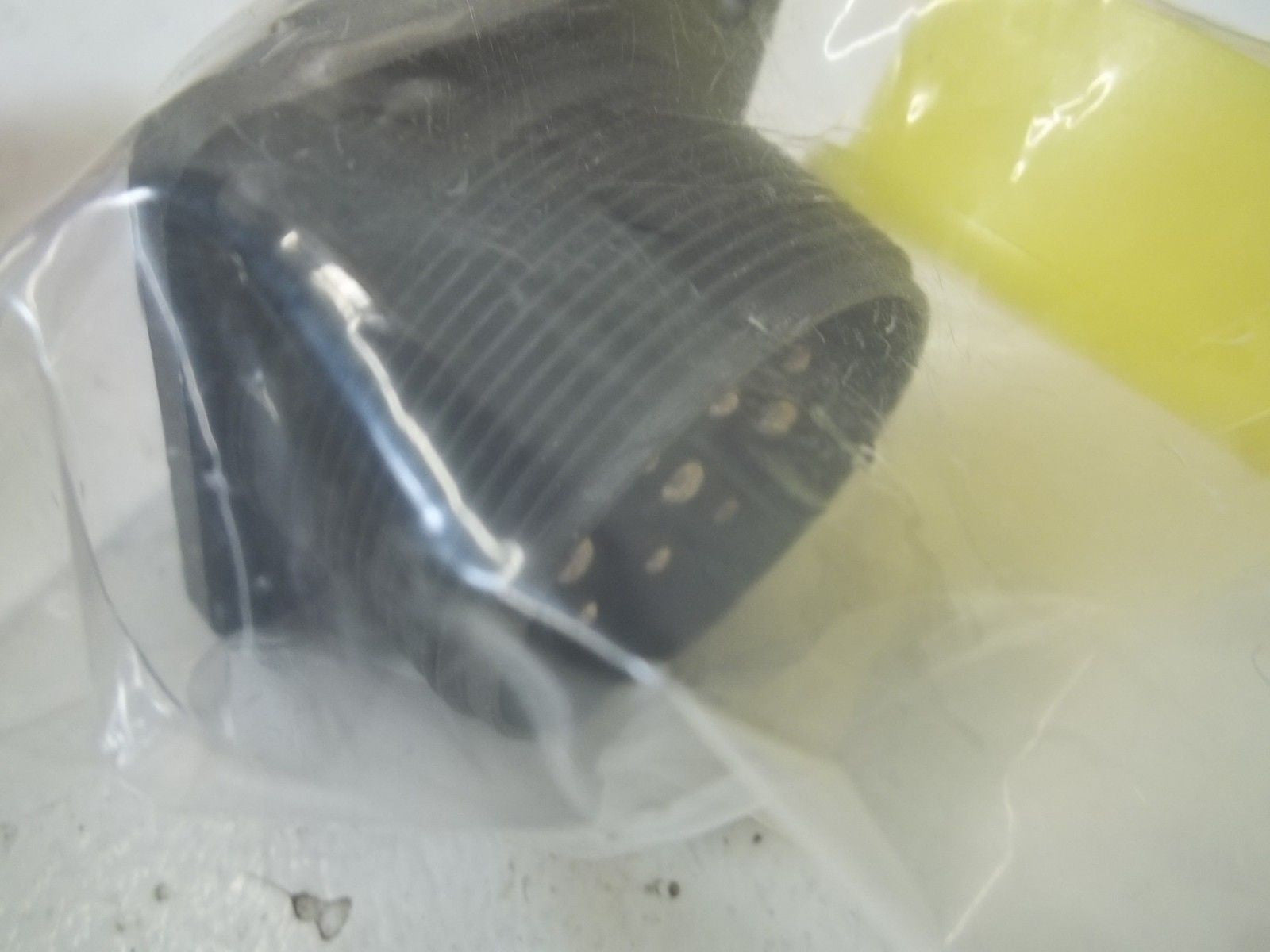 AMPHENOL MS3102A24-11P CONNECTION *NEW IN A BAG*