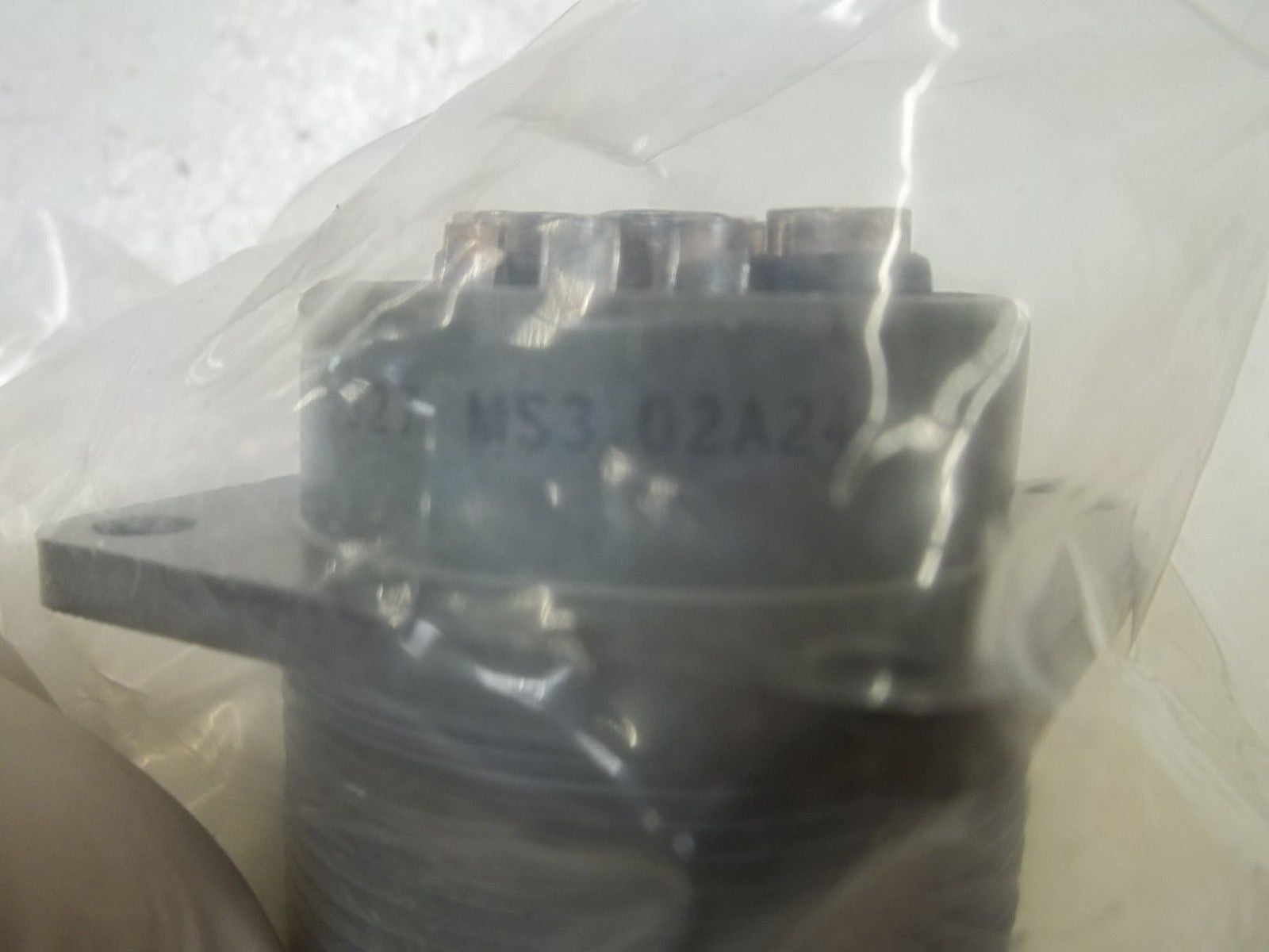 AMPHENOL MS3102A24-11P CONNECTION *NEW IN A BAG*