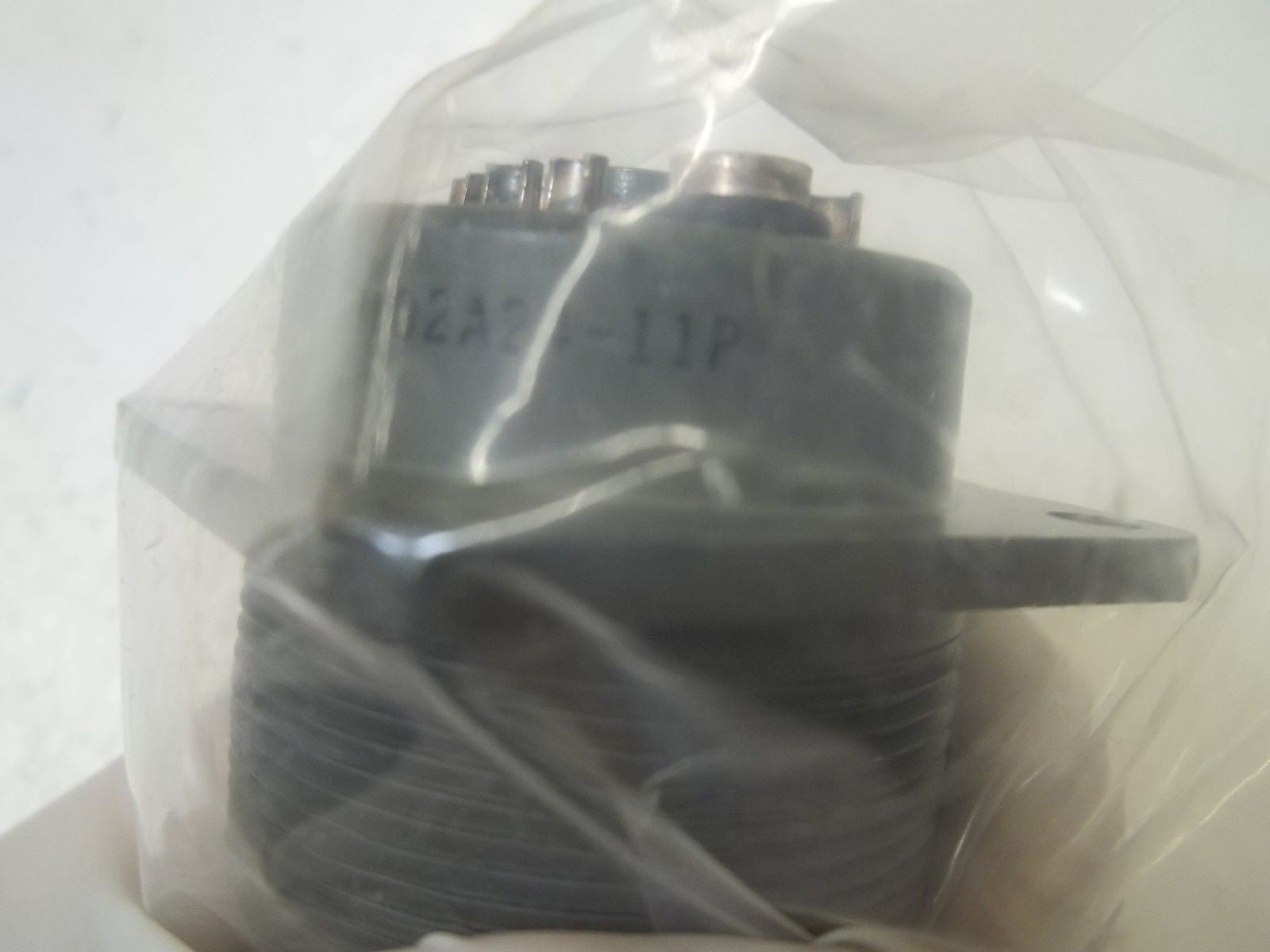 AMPHENOL MS3102A24-11P CONNECTION *NEW IN A BAG*