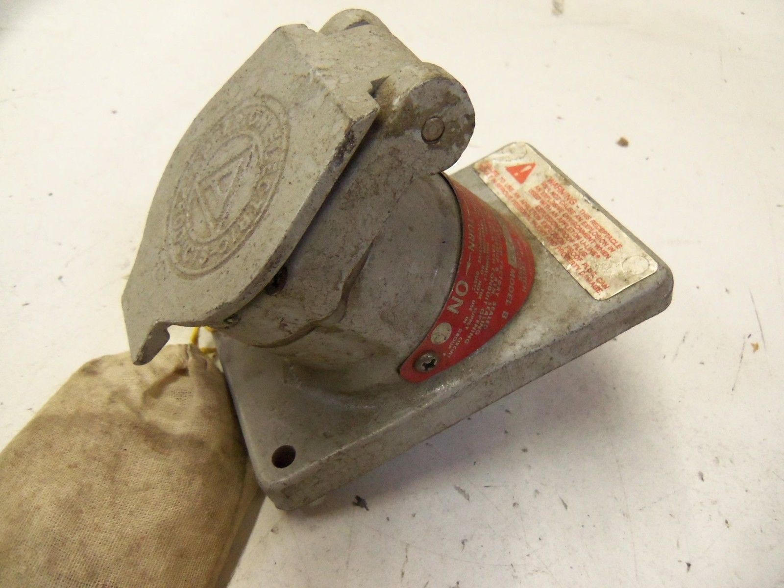 APPLETON EFSR-20232M 1/90 RECEPTACLE INTERLOCKED WITH SWITCH *NEW NO BOX*