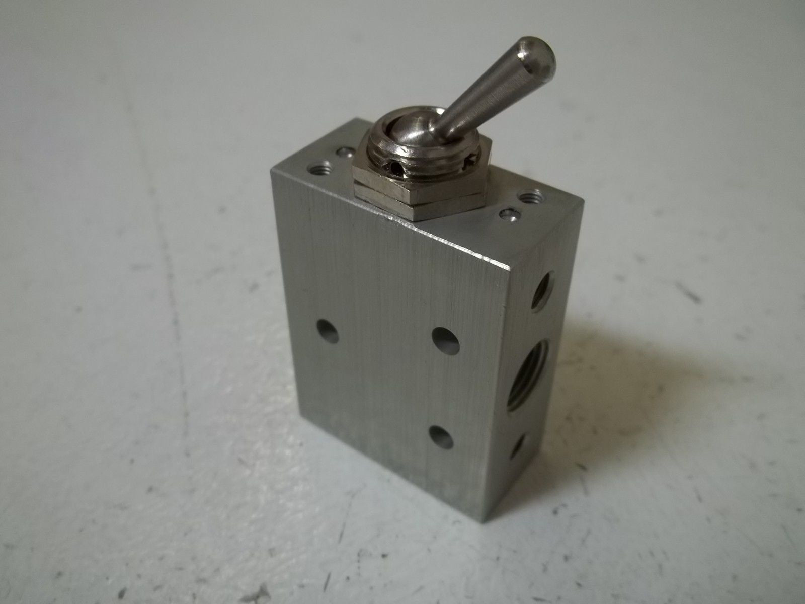 ARO M211LS-G VALVE, PNEUMATIC *NEW IN BOX*