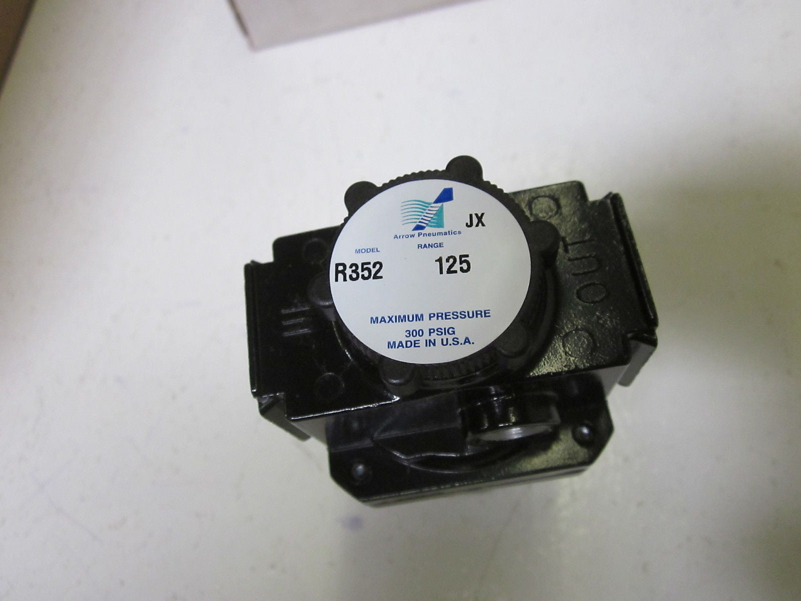 ARROW PNEUMATICS 9008 PRESSURE REGULATOR W/ GAUGE R352 *NEW IN BOX*