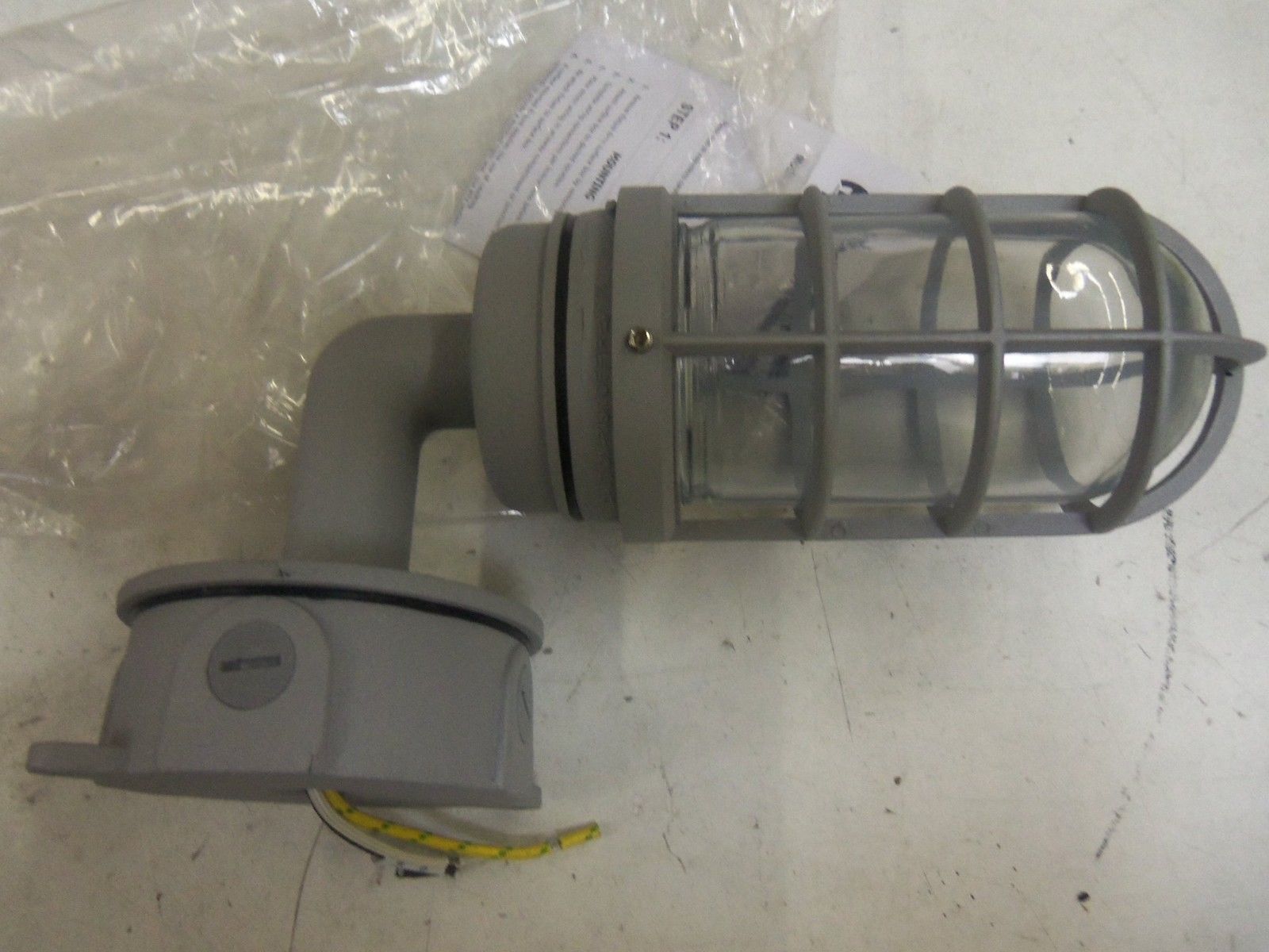 ATLAS IVW200 VAPORPROOF LIGHT *NEW IN BOX*