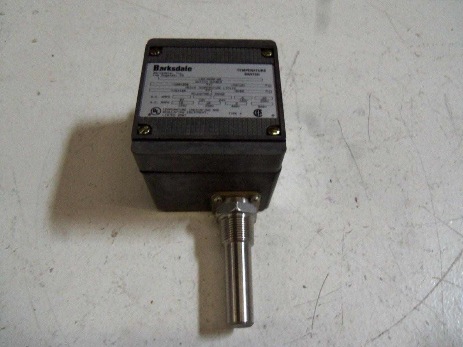 BARKSDALE L2H-M202-WS TEMPERATURE SWITCH *NEW IN BOX*