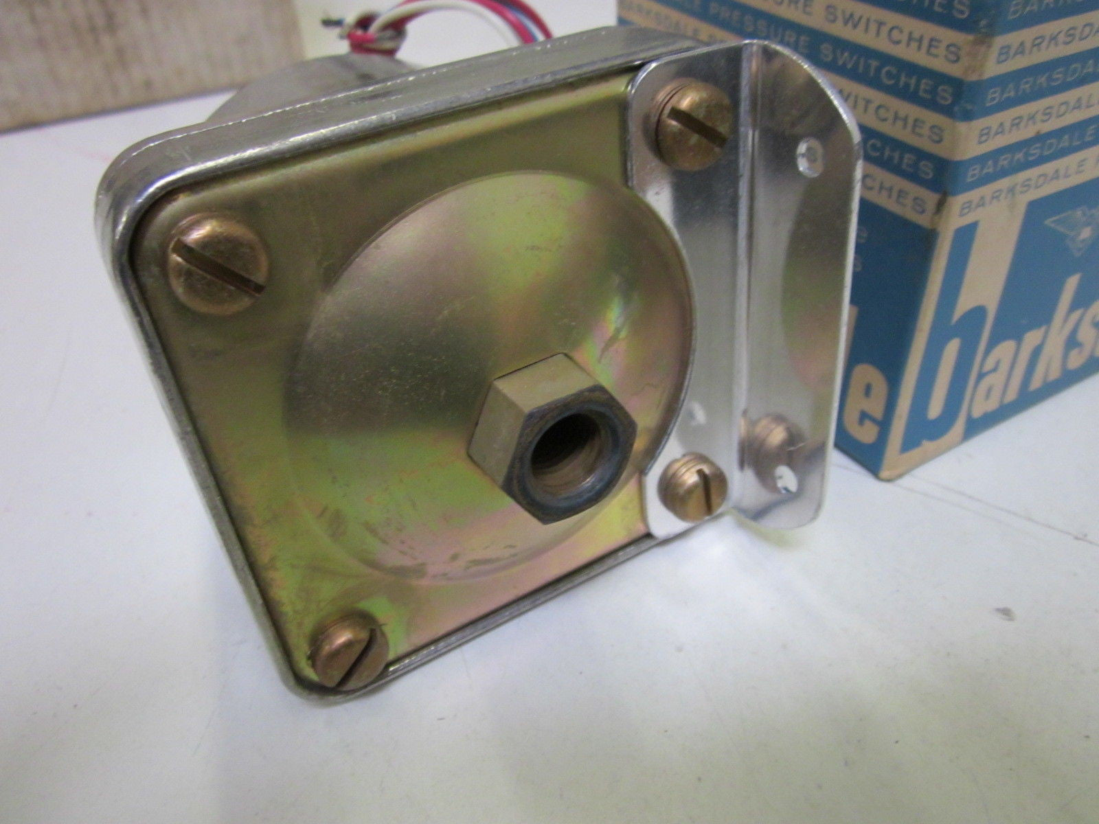 BARKSDALE D1H-H18 PRESSURE OR VACUUM ACTUATED SWITCH *NEW IN BOX*
