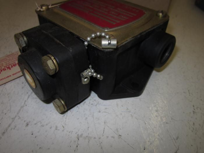 BARKSDALE VALVES P1H-B85 2000 PSI *NEW IN BOX*