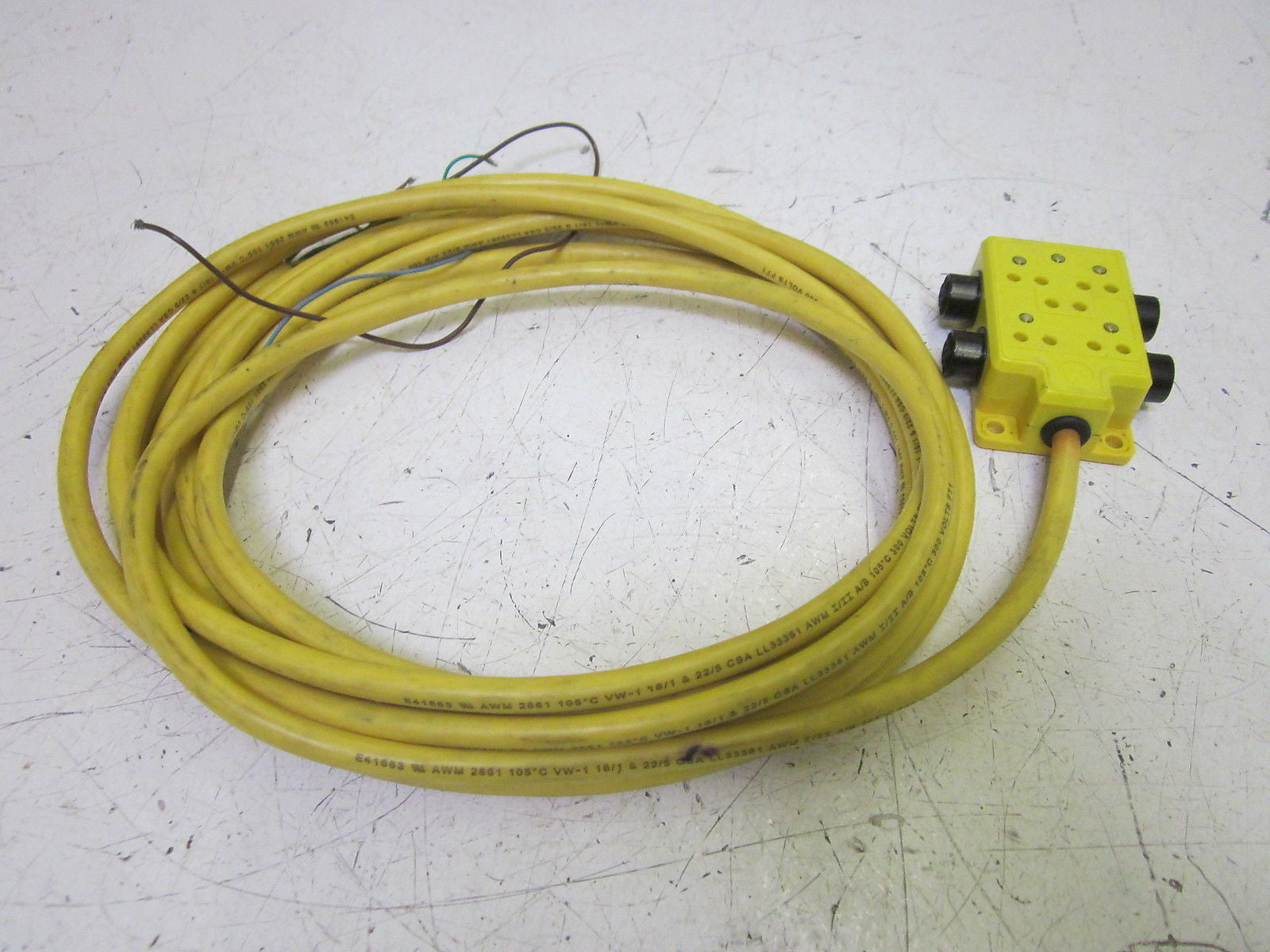 BRAD HARRISON 803P401 4-PORT DISTRIBUTION BOX 300V *USED*
