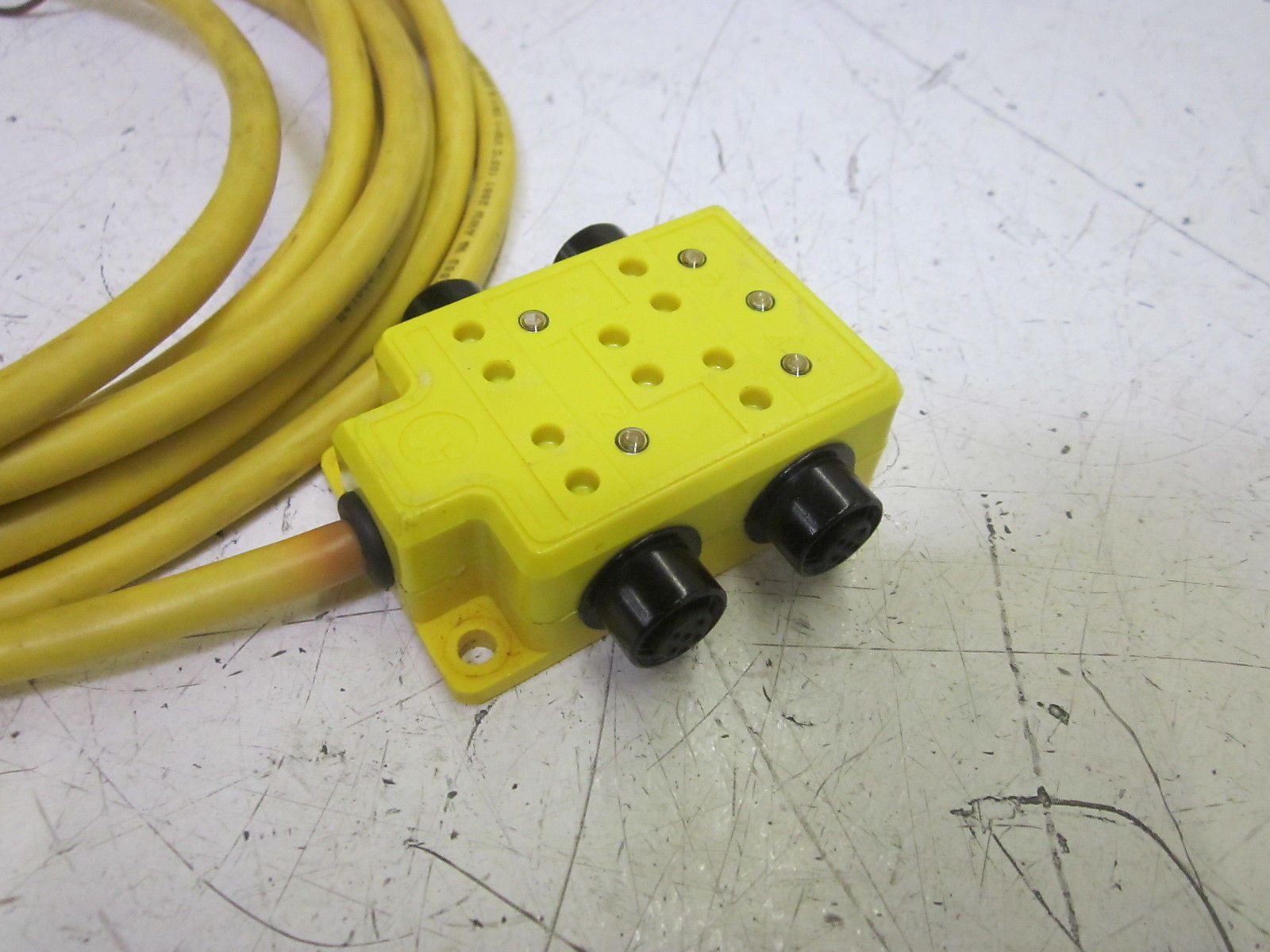 BRAD HARRISON 803P401 4-PORT DISTRIBUTION BOX 300V *USED*