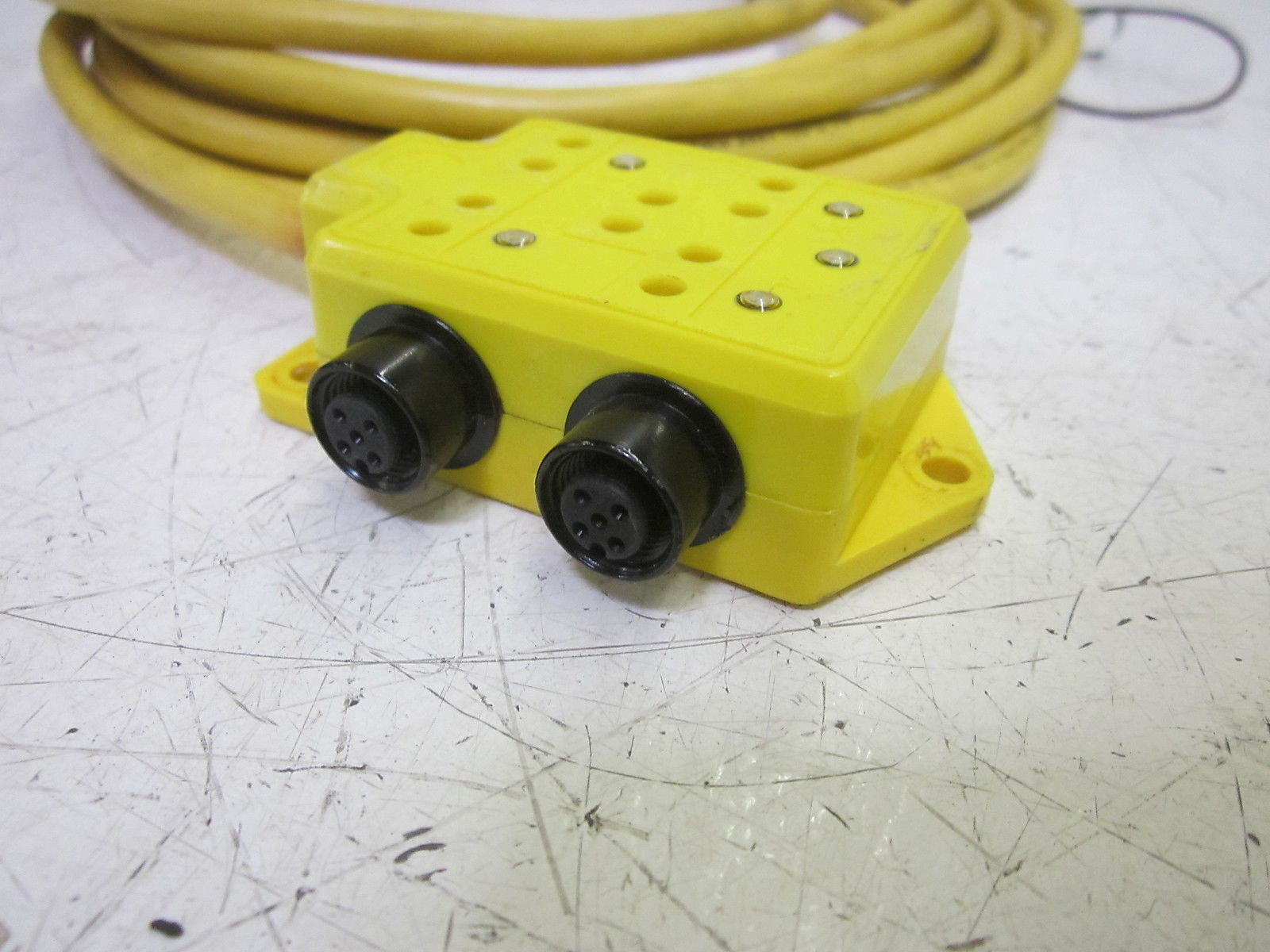 BRAD HARRISON 803P401 4-PORT DISTRIBUTION BOX 300V *USED*