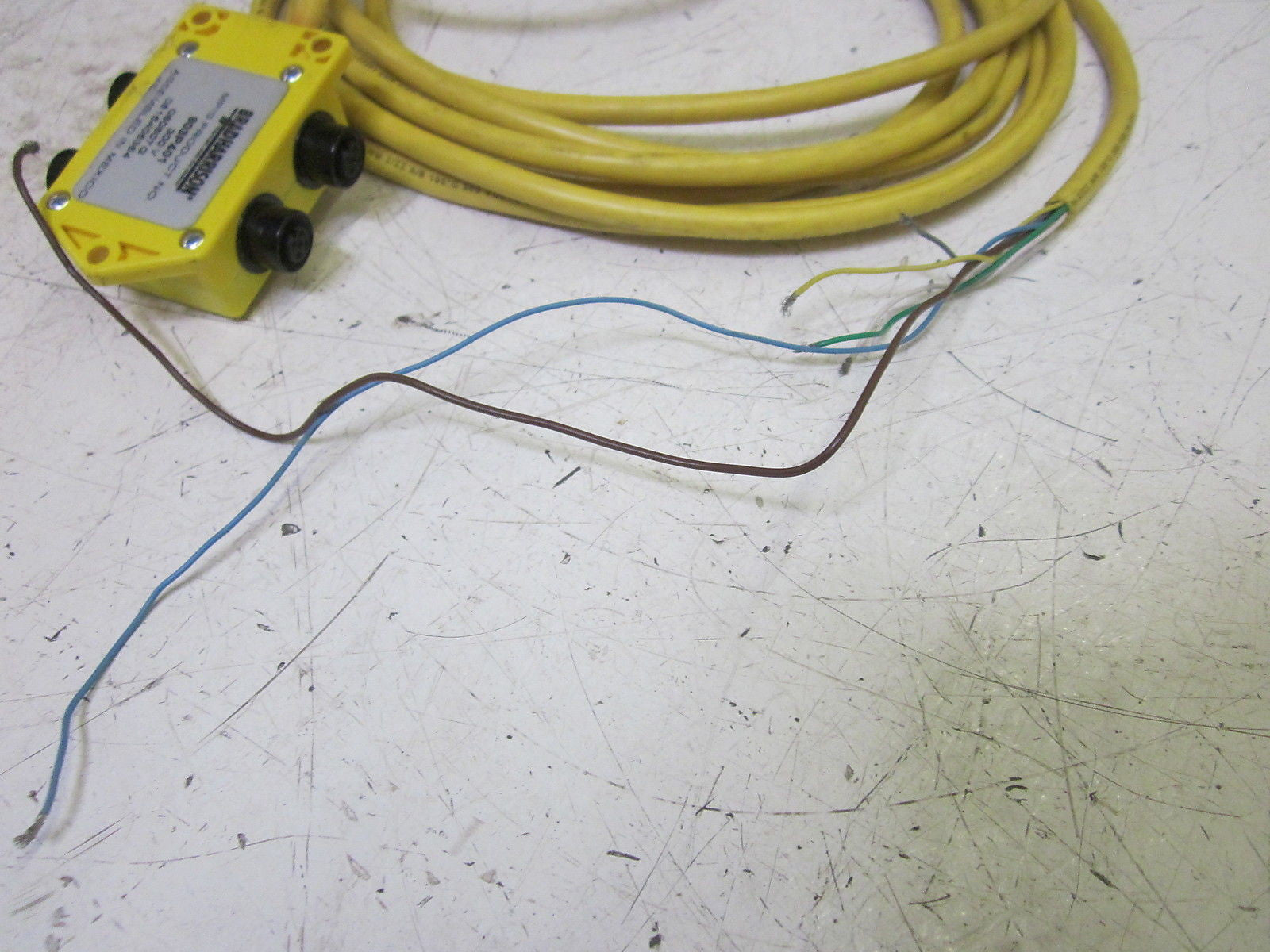 BRAD HARRISON 803P401 4-PORT DISTRIBUTION BOX 300V *USED*